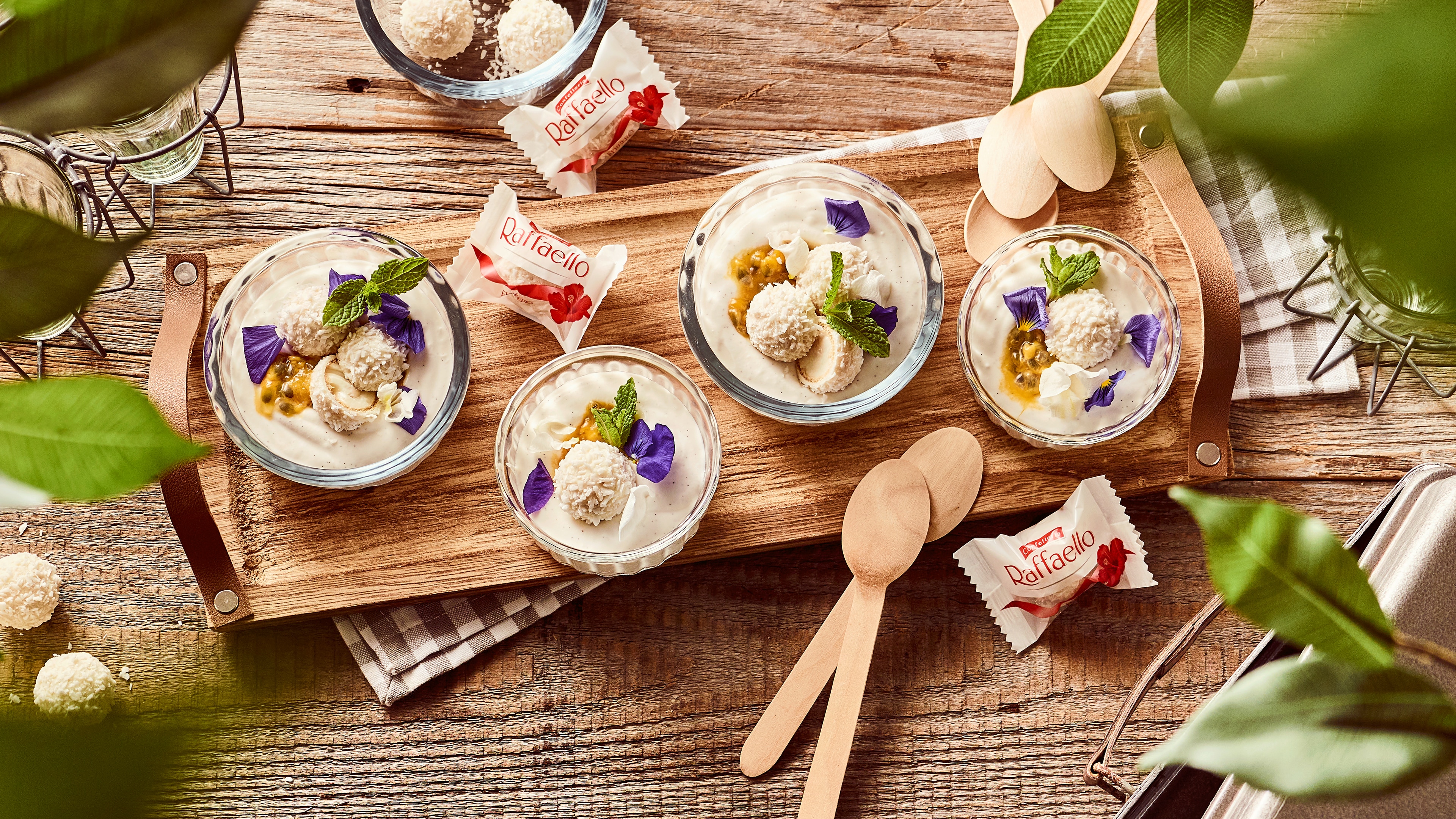 Kokos-Creme mit Passionsfrucht und Raffaello