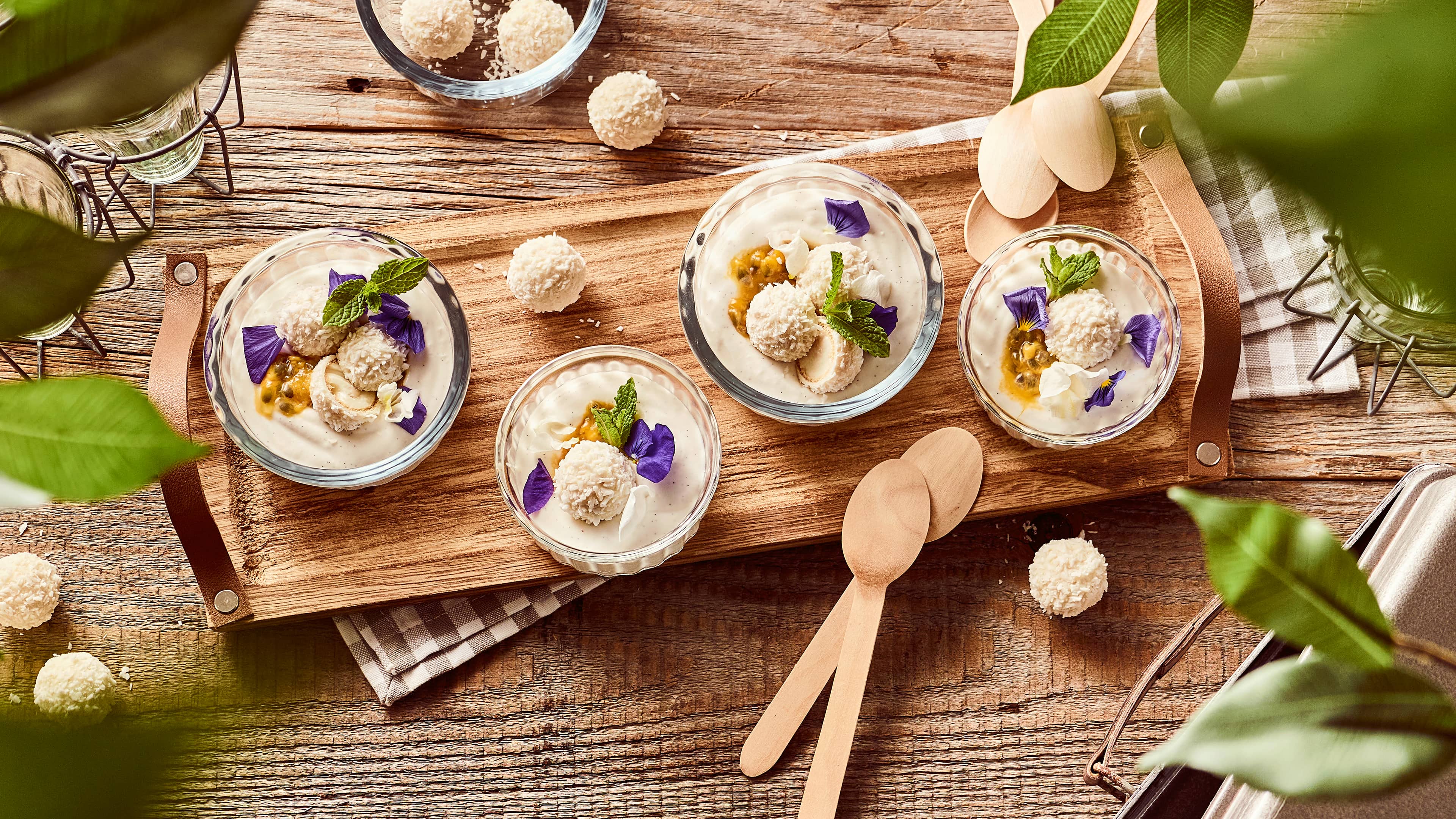 Kokos-Creme mit Passionsfrucht und Raffaello Kokos-Creme mit Passionsfrucht und Raffaello