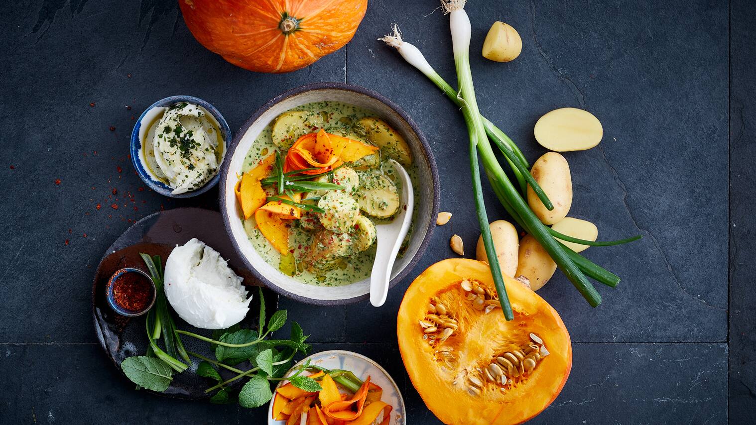 Kokos-Kartoffel-Curry Im Herbst können wir gar nicht genug von Kürbis-Rezepten bekommen. Sie auch nicht? Dann versuchen Sie doch einmal unser thailändisches Kokos-Kartoffel-Curry mit mariniertem Kürbis und Minz-Mozzarella.