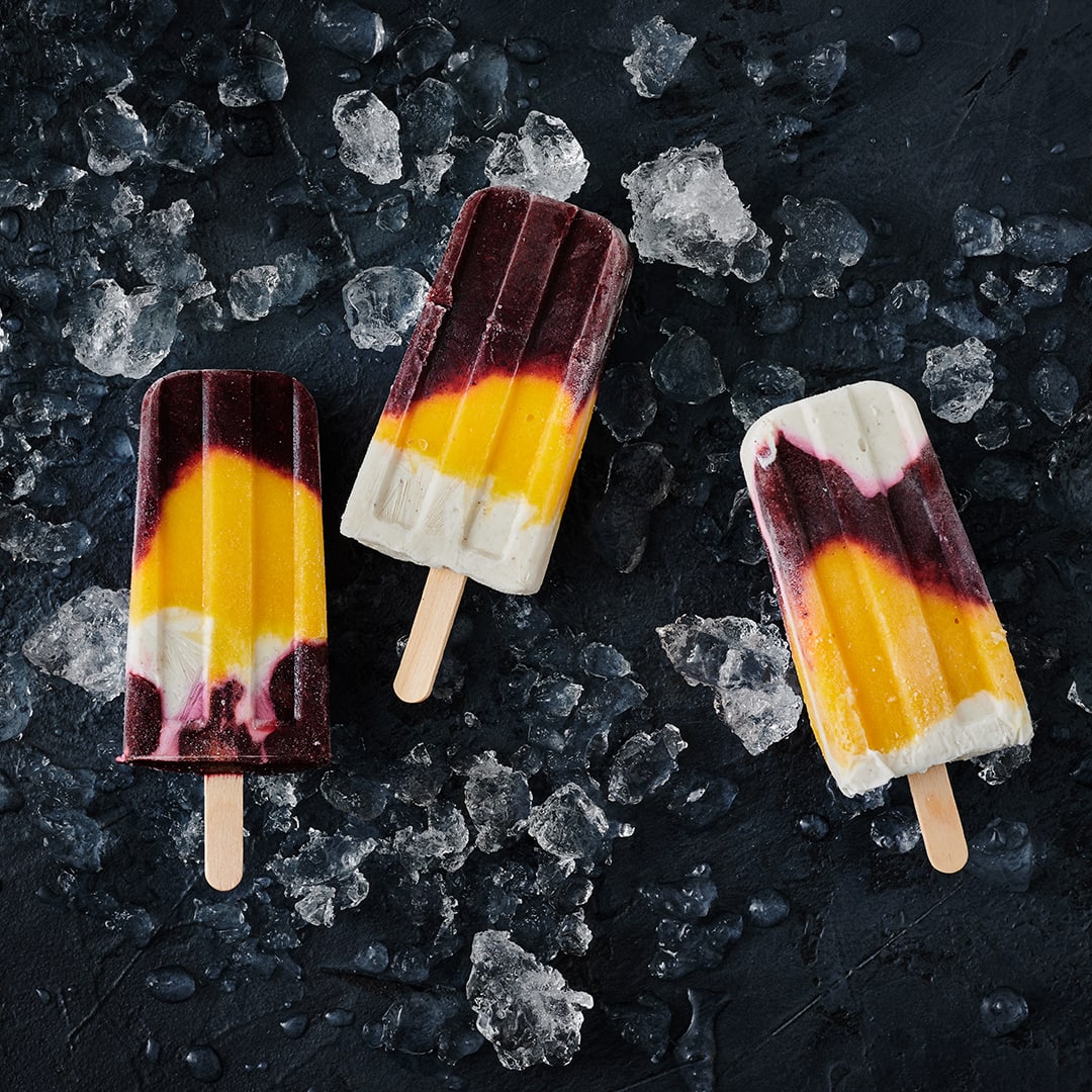 Fernweh adé. Diese köstlichen Kokos-Mango-Beeren Popsicles schmecken fantastisch nach Sommer, Sonne und Sonnenschein!
