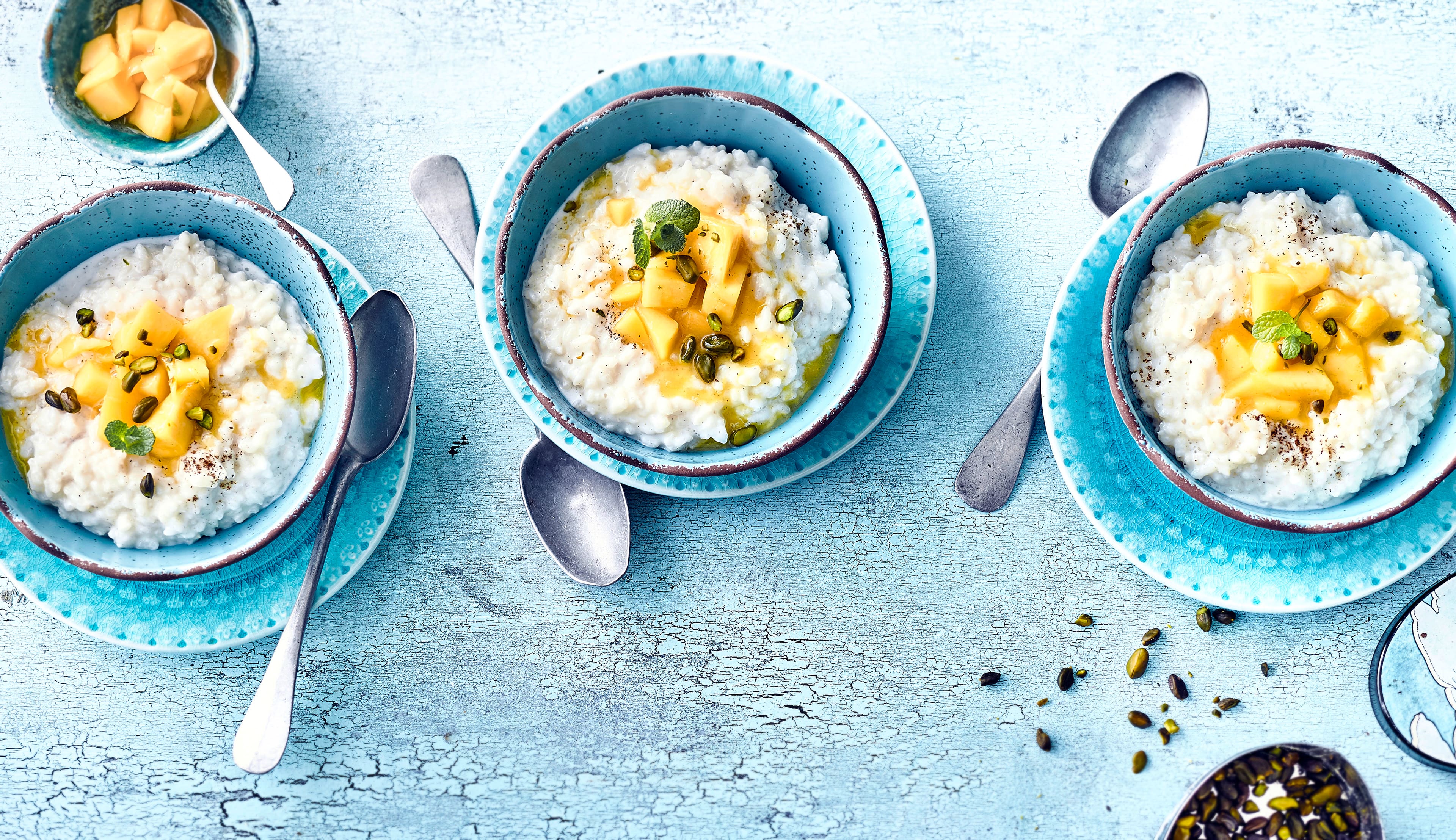 Kokos Milchreis Wenn Sie Milchreis lieben aber auf tierische Produkte verzichten möchten, probieren Sie doch einmal unser Rezept für selbstgemachten Kokos Milchreis mit Mango-Orangen-Soße und Pistazien.