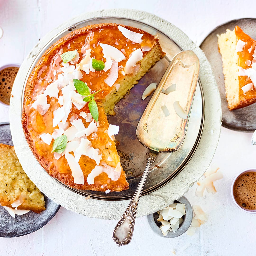 Unser leckerer Kuchen mit frischer Kokosnuss kommt ohne Mehl aus. Joghurt und Kokoslikör sorgen für einen intensiven Geschmack und die saftige Textur.