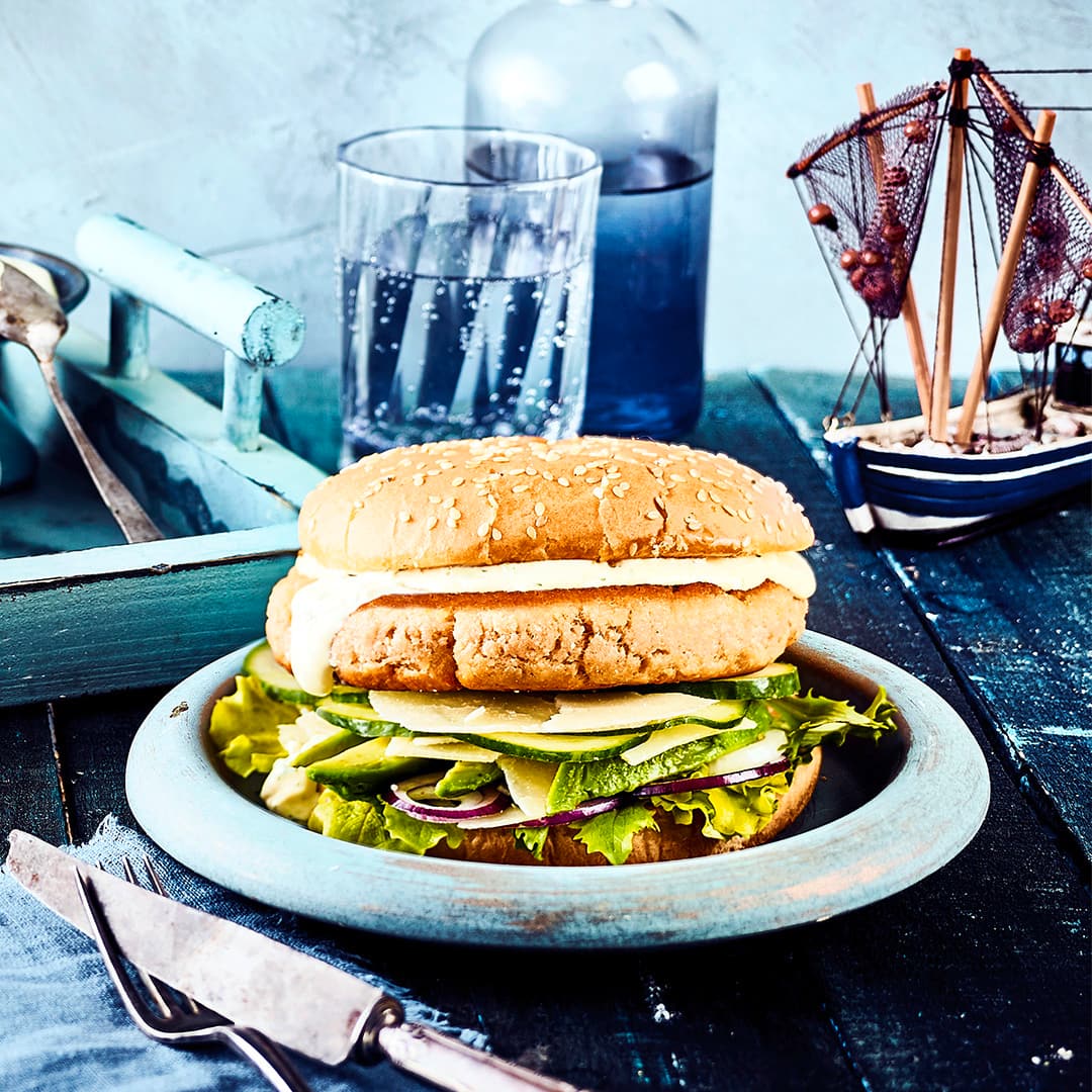 Lust auf Burger aber auch auf etwas Abwechslung? Unsere Idee: Selbstgemachte Patties aus leckeren Nordseekrabben und dazu eine köstliche Senf-Mayonnaise.
