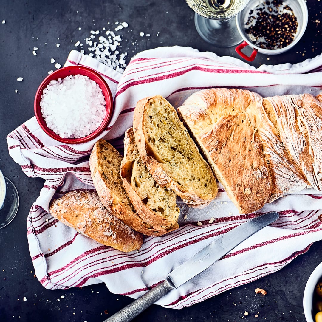 Frisches Brot selber backen: Mit unserem Ciabatta-Rezept ist das wirklich ganz einfach und Sie brauchen nur wenige Zutaten. Probieren Sie es aus!