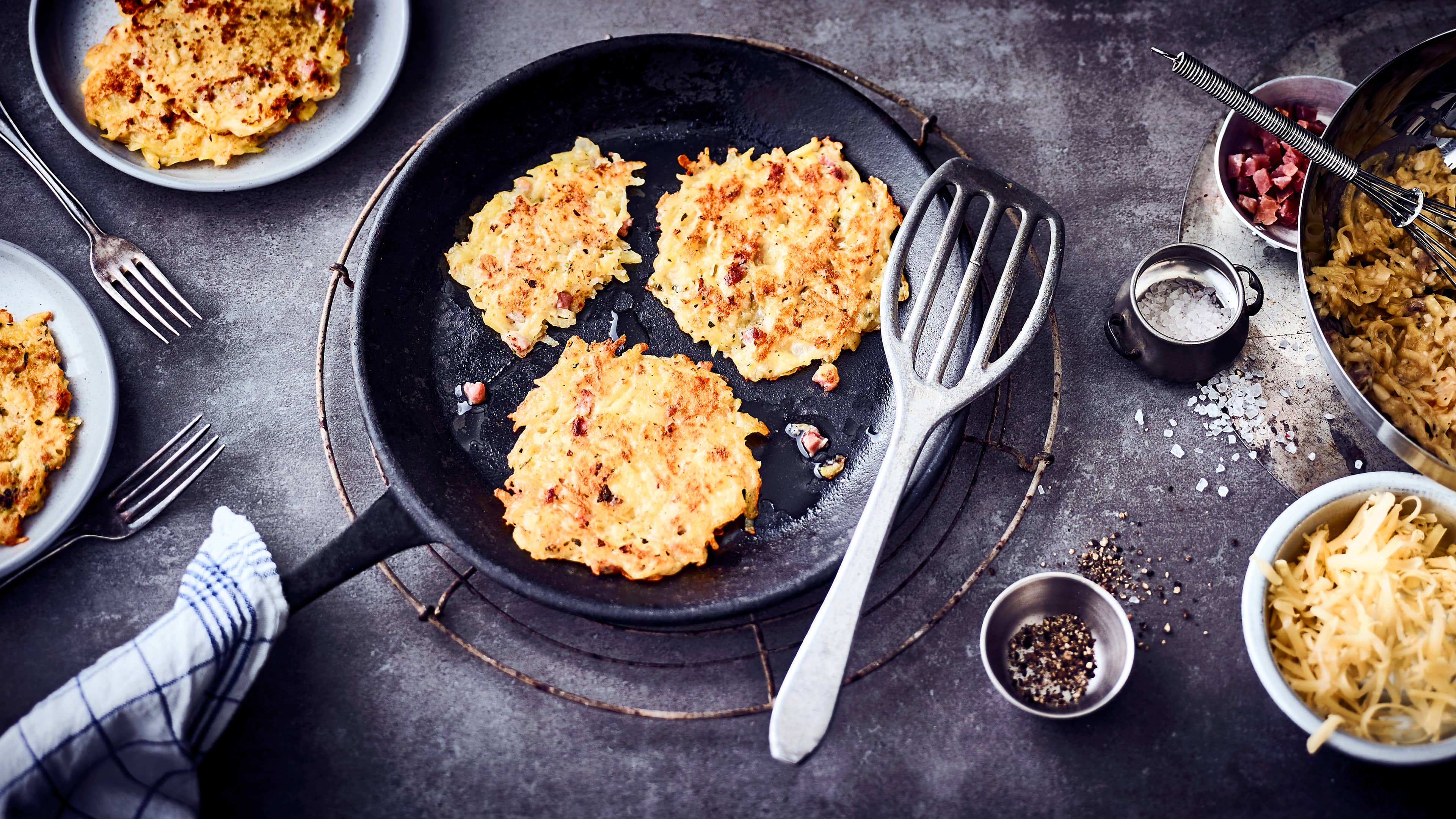 Kräuter-Kartoffelpuffer Wer sagt denn, dass Reibekuchen immer süß sein muss? Probieren Sie unsere deftigen Kartoffelpuffer aus Eiern, Sahne und Weizenmehl mit Speck, Bergkäse und Kräutern – fertig in einer Stunde!
