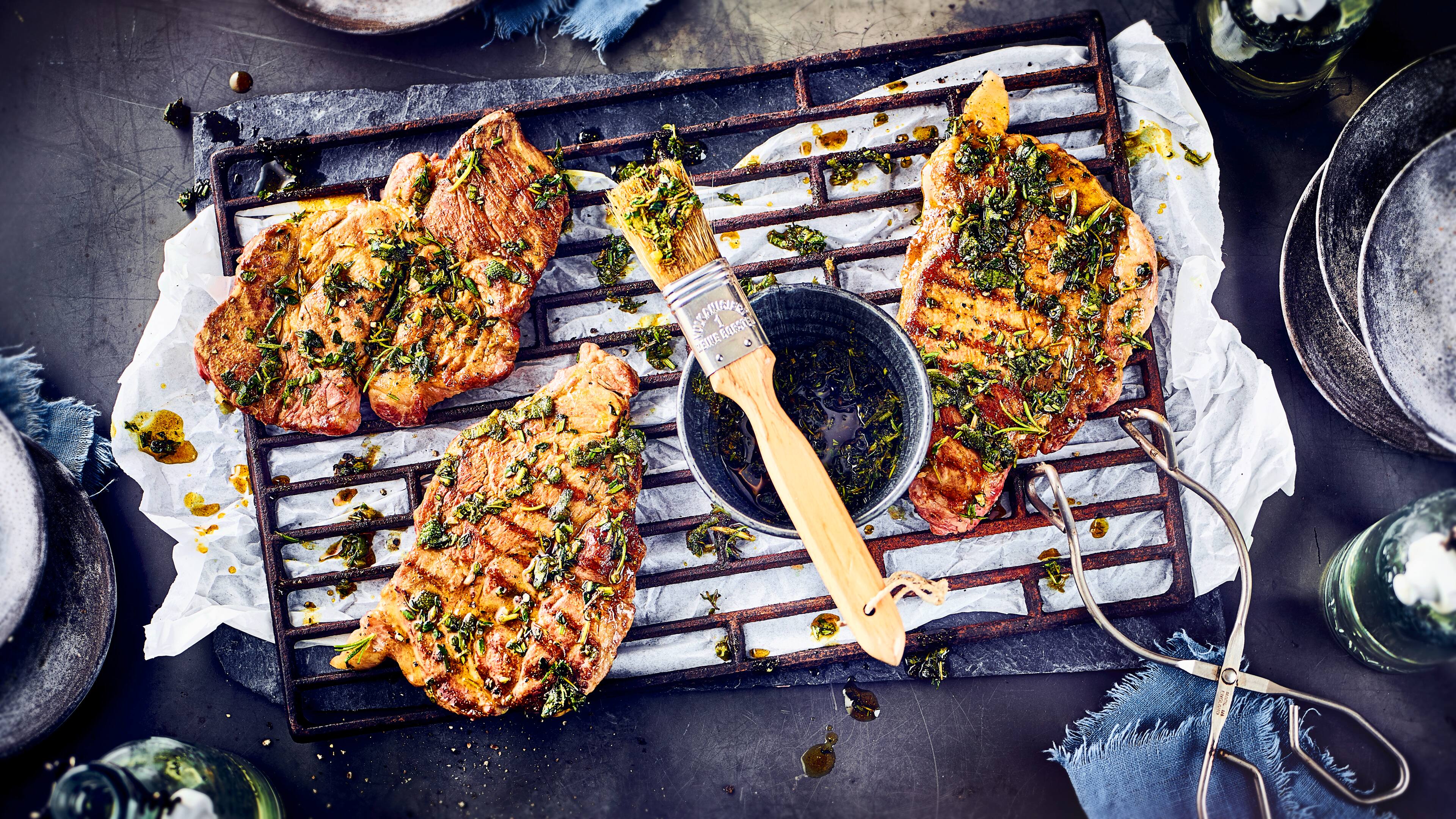 Kräuter-Marinade für Fleisch Würzige Kräuter-Marinade für Fleisch: Wer es gerne kräftig mag, kann die Marinade z.B. noch mit dunklem Bier verfeinern.