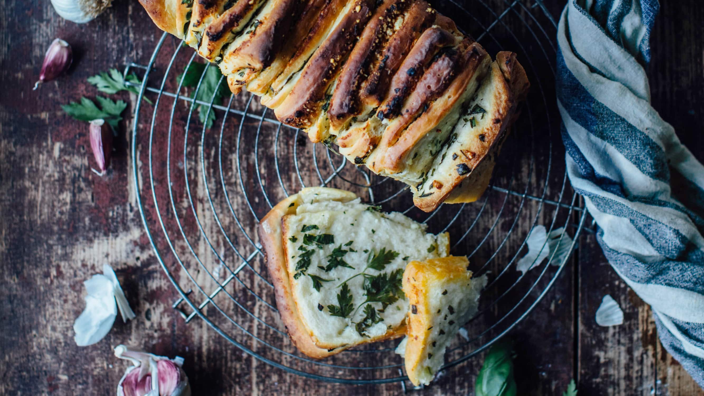 Was eignet sich als Beilage zum Grillen besser als leckeres Kräuter-Zupfbrot? Zusätzlich zu den Kräutern sorgen Knoblauch und Parmesan für einen besonderen Geschmack.