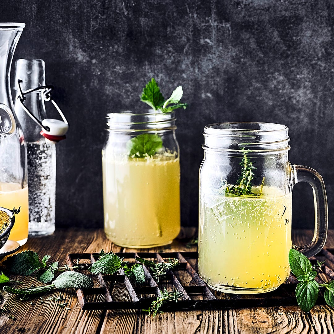 Kombinieren Sie naturtrüben Apfelsaft mit Agavendicksaft, Melisse und Zitronen zu einem erfrischenden Sommergetränk mit unserem Rezept.