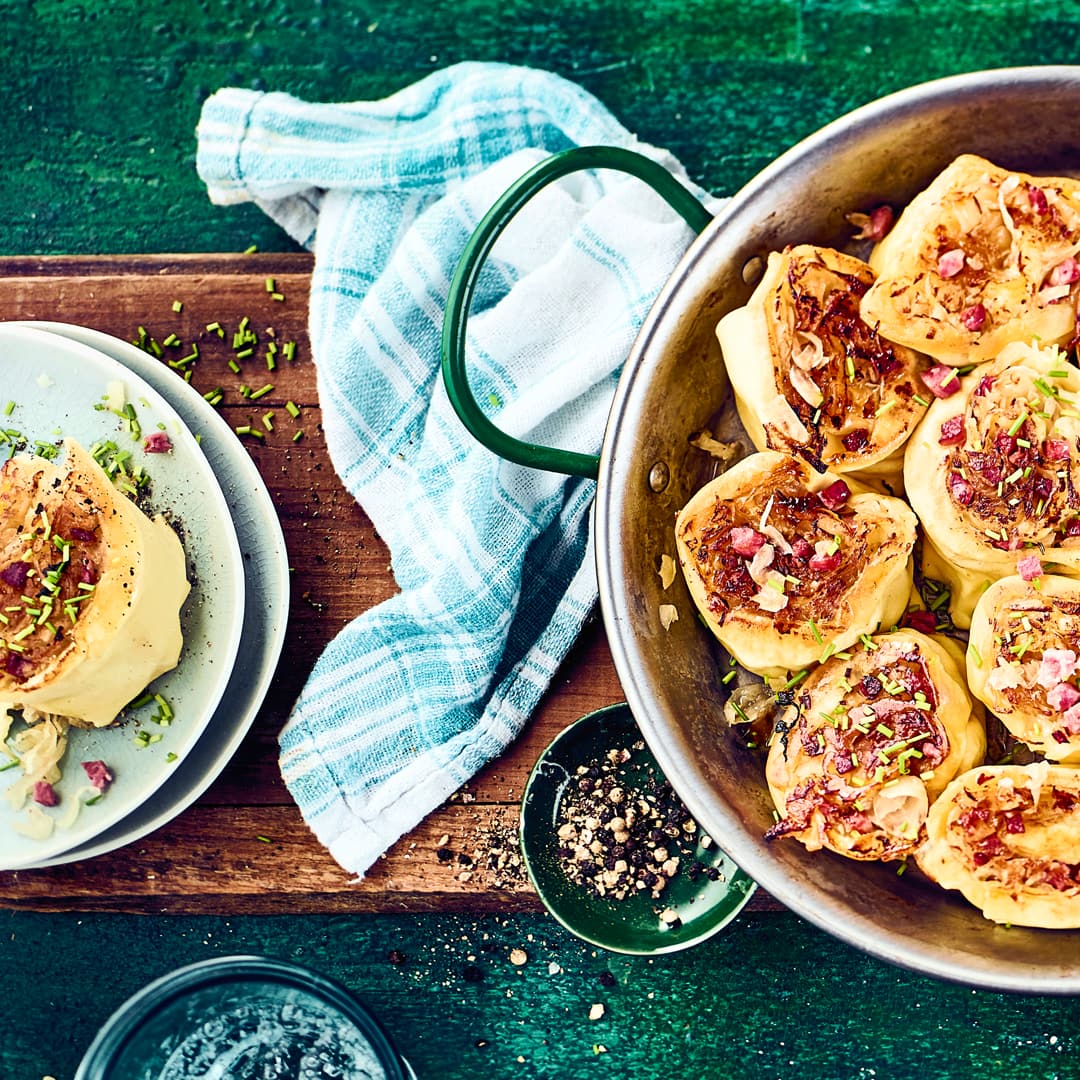 Die würzigen Krapfen werden aus selbstgemachtem Nudelteig hergestellt und anschließend mit Speck und Sauerkraut gefüllt.