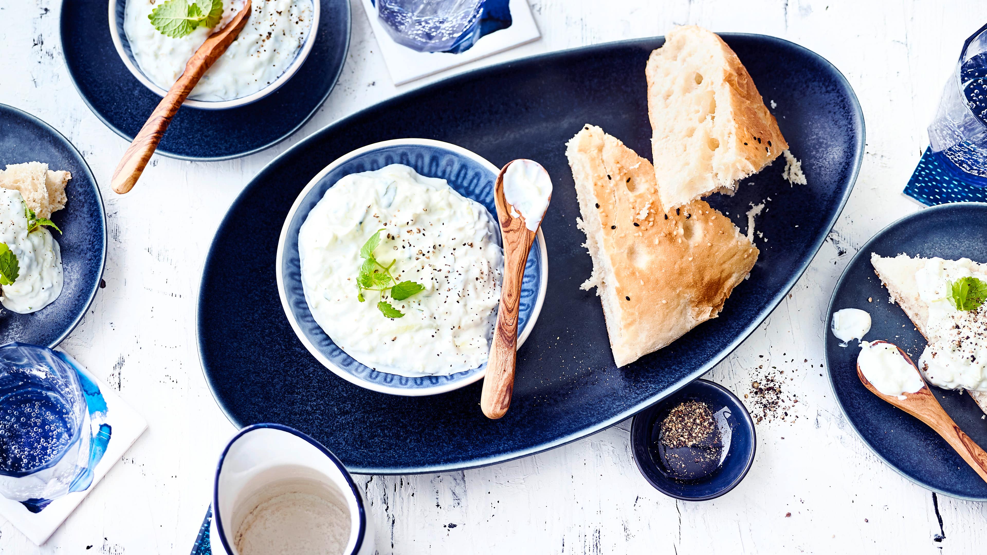 Kretisches Tsatsiki Etwas anders als der bekannte Klassiker aber mindestens genauso lecker: Tsatsiki aus Kreta wird mit Pfefferminze zubereitet.