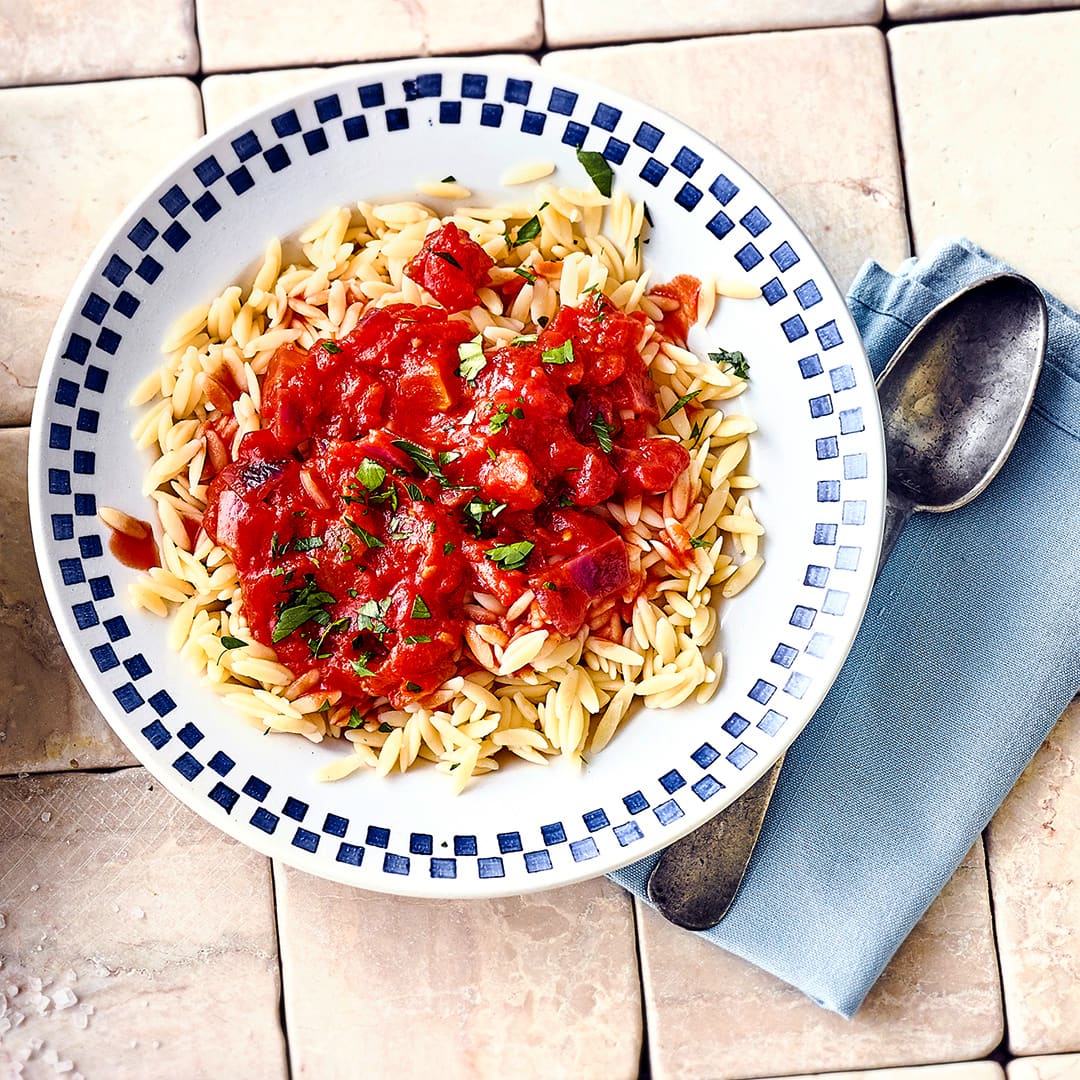 Leckere kleine Nudeln in Reiskornform wie beim Griechen: Kritharaki mit selbstgemachter Tomaten-Zwiebel-Soße.