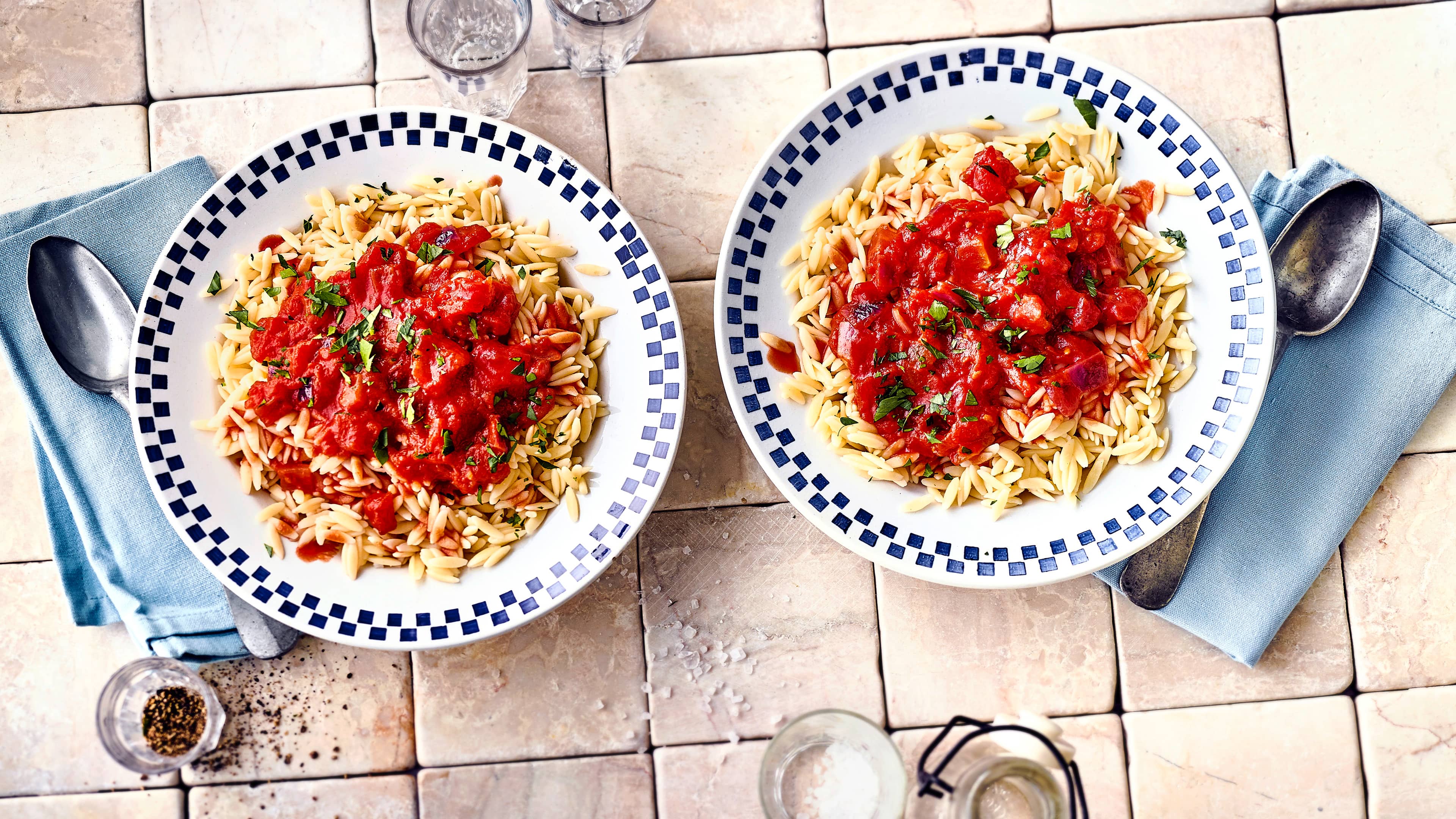 Kritharaki Leckere kleine Nudeln in Reiskornform wie beim Griechen: Kritharaki mit selbstgemachter Tomaten-Zwiebel-Soße.