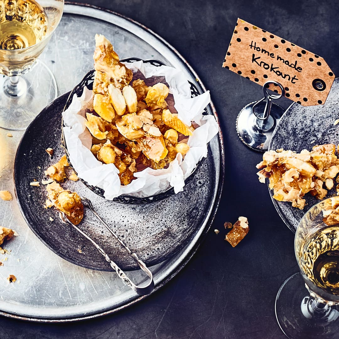 Krokant lässt sich ganz einfach in wenigen Minuten selbermachen. Ob mit Haselnüssen, Walnüssen oder Mandeln – lecker wird es immer!