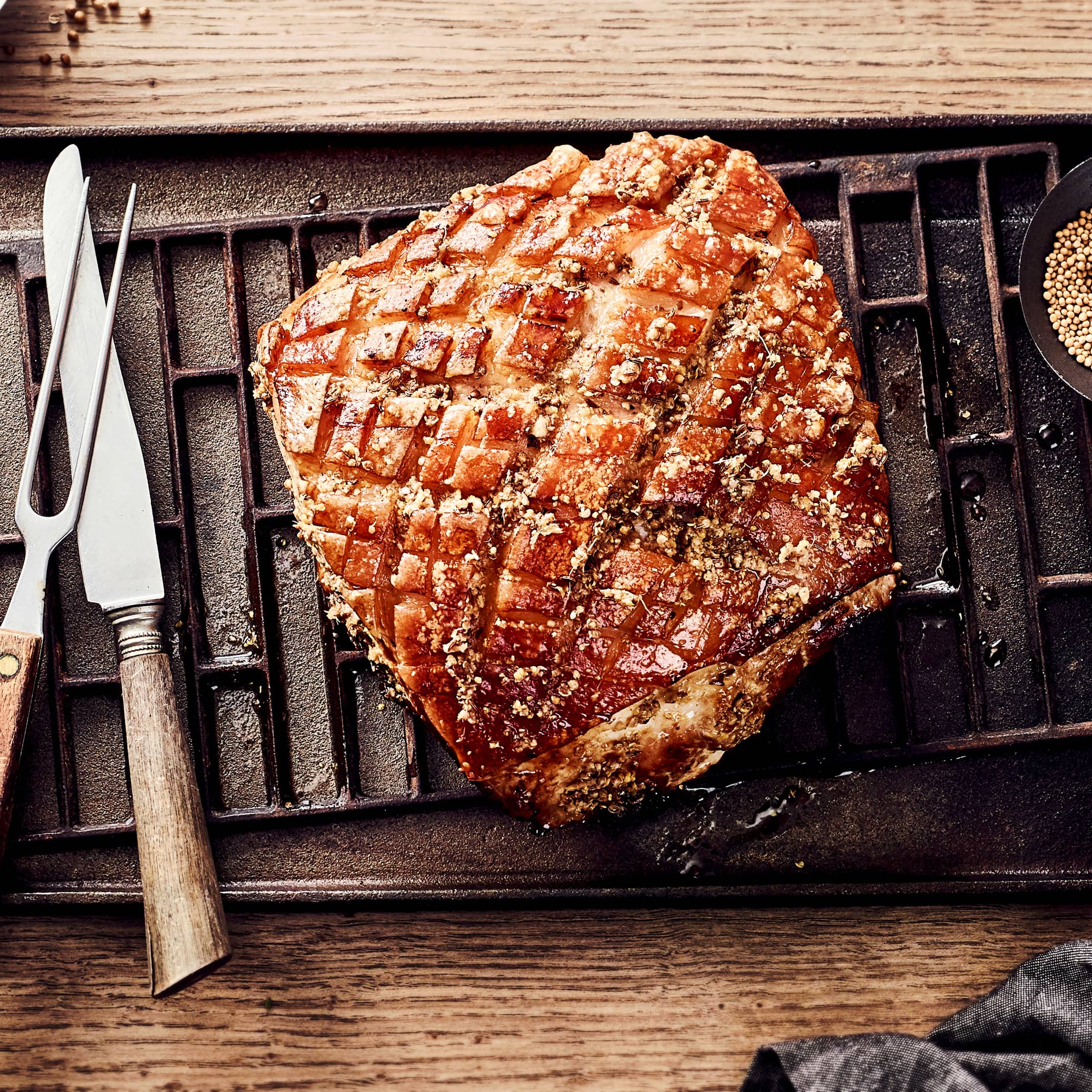 Krustenbraten kennt man meist aus dem Ofen, aber wir finden ihn auch vom Grill besonders lecker. Das liegt auch an der köstlichen selbstgemachten Marinade aus Ingwer, Senfkörnern, Knoblauch und Koriander.