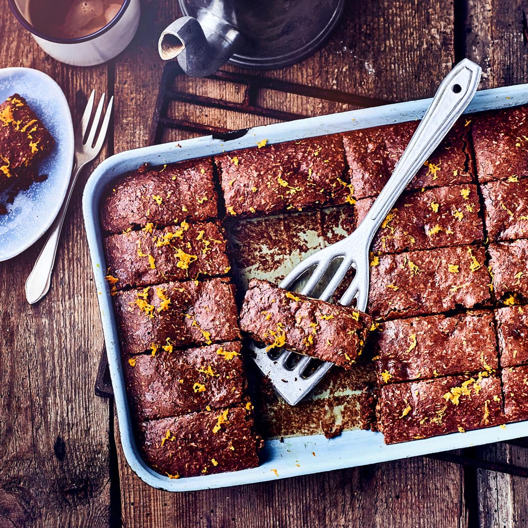 Kürbis-Brownies mit Schokolade und Kokosraspeln sind einfach nur unwiderstehlich lecker und das nicht nur im Herbst. Denn den Hokkaido Kürbis zum Beispiel, gibt es ganzjährig zu kaufen.
