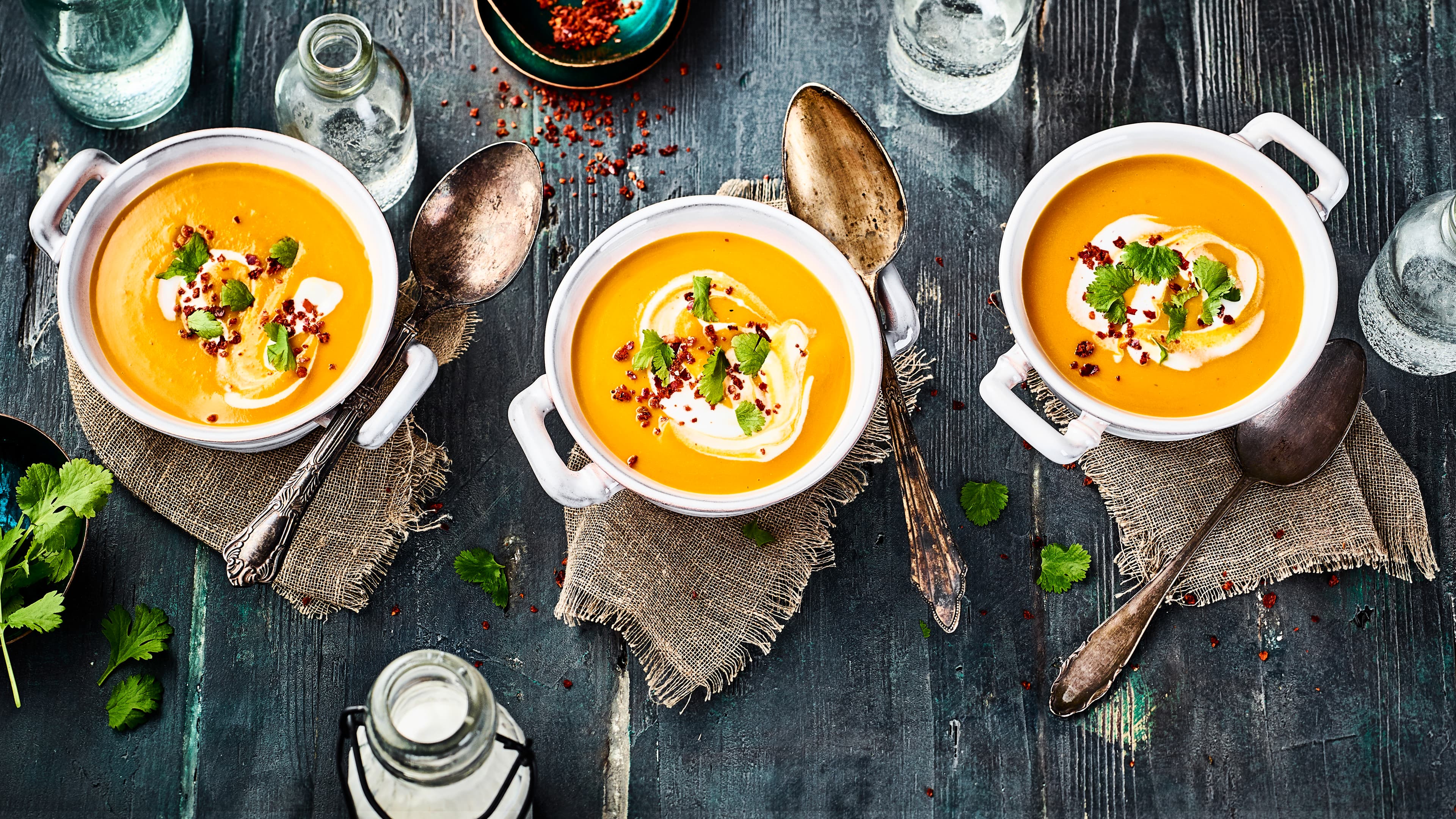 Kürbis-Kokos-Suppe Vegane Kürbissuppe mit Kokosmilch in Schüsseln