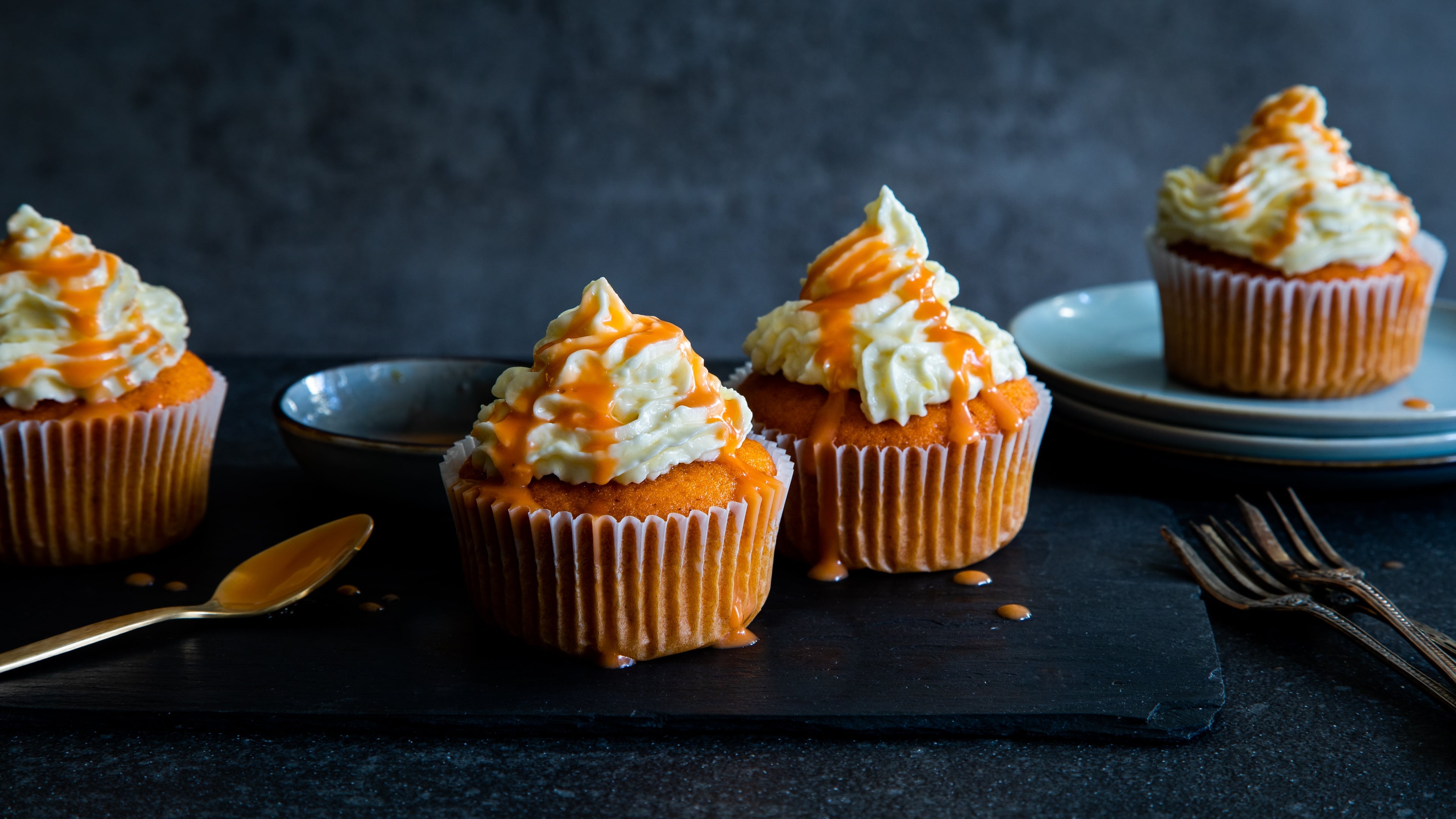 Kürbis-Muffins Noch leckerer als die Muffins ist hier das Frosting: Probieren Sie unbedingt unsere saftigen Kürbis-Muffins mit cremigem Fleur de Sel Karamell-Frischkäsefrosting!
