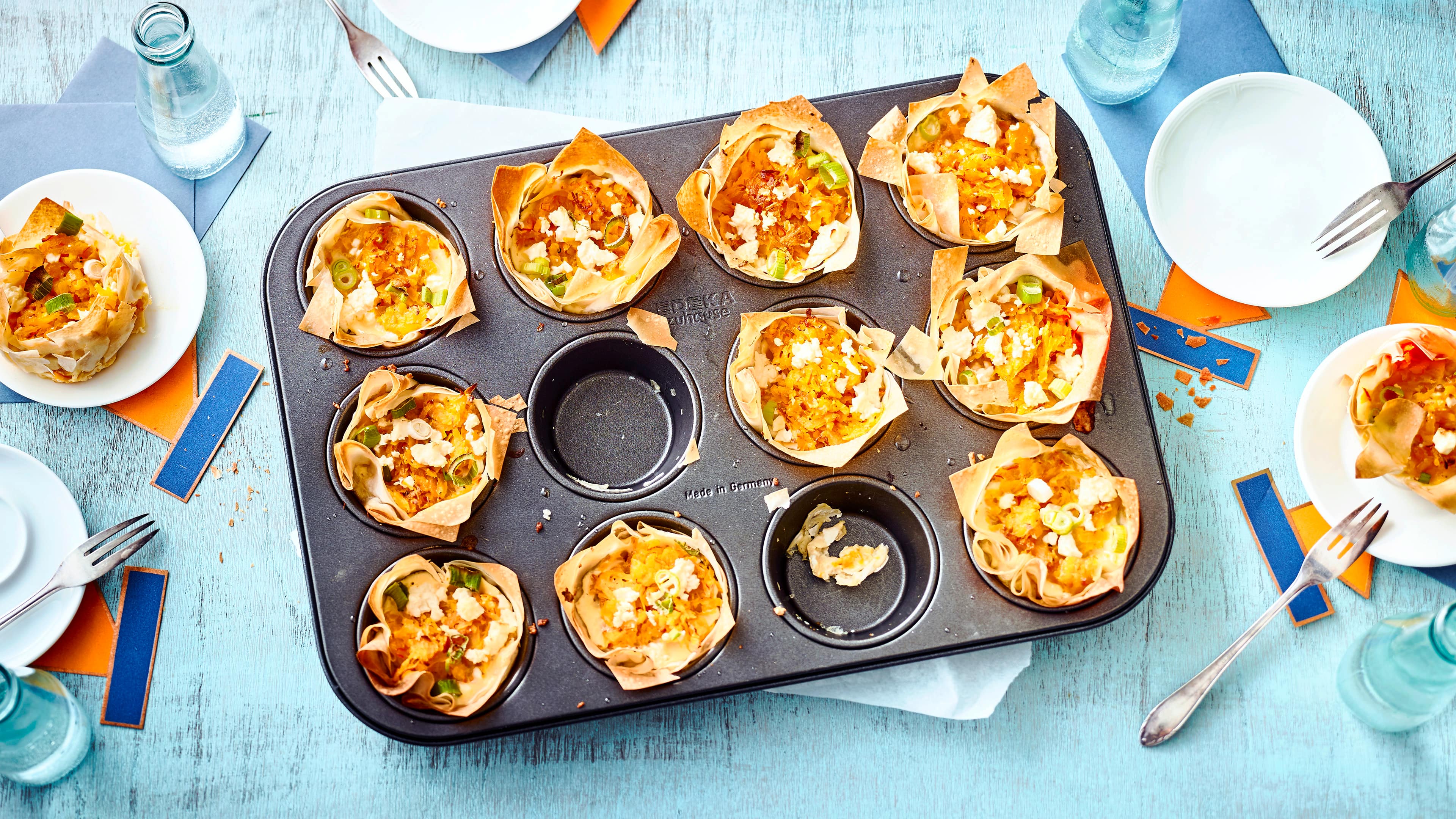 Kürbis-Törtchen im Filoteig Ideal und ein knuspriger Leckerbissen für jede Party: Kleine Filoteigtörtchen gefüllt mit Kürbis, Frühlingszwiebeln und Feta.