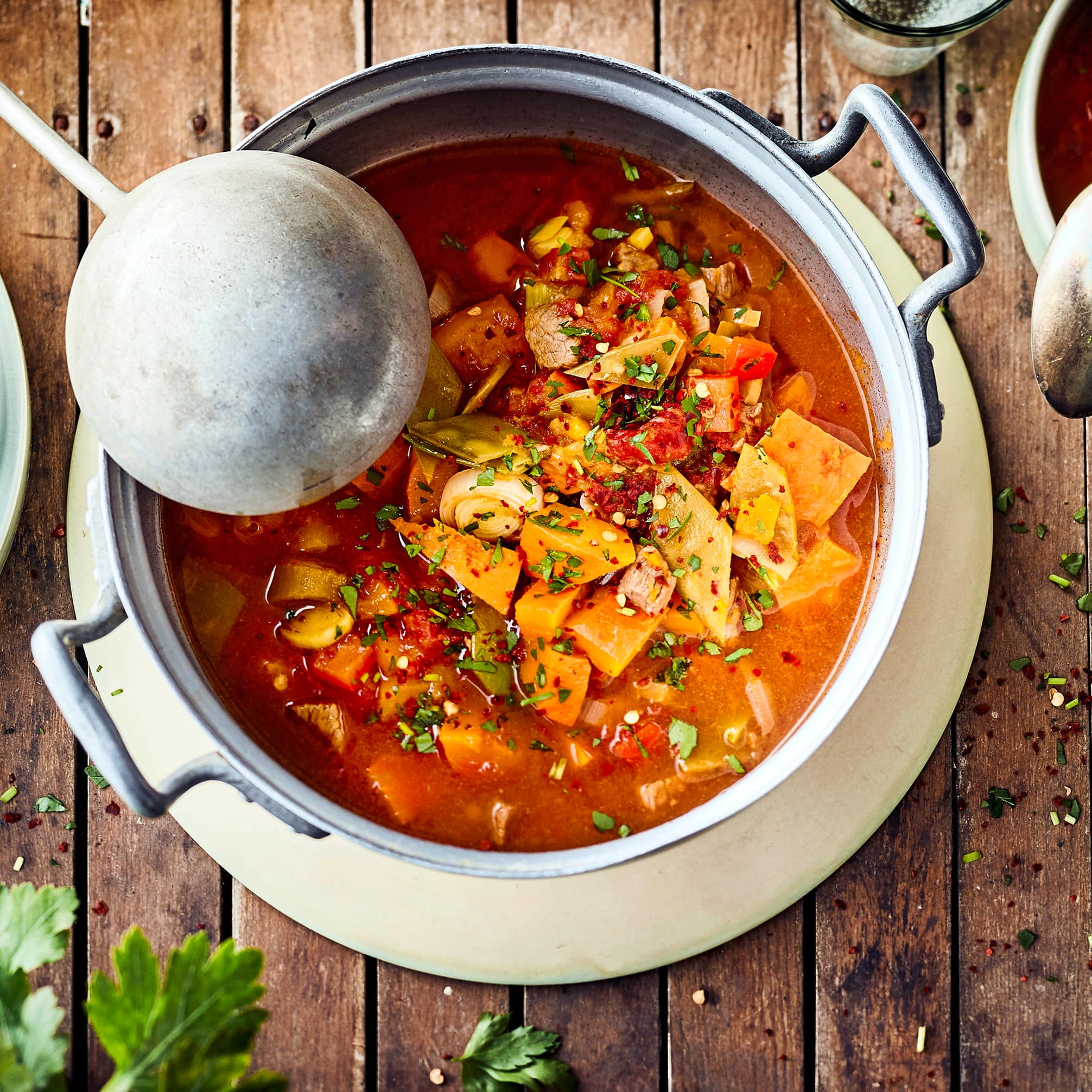 Dieses herbstliche Gericht ist pikant und wärmt Sie von innen: Probieren Sie unser Chili mit Rinderhack, Hokkaido-Kürbis, Paprika und Lauch in Tomatensoße – fertig in 70 Minuten!