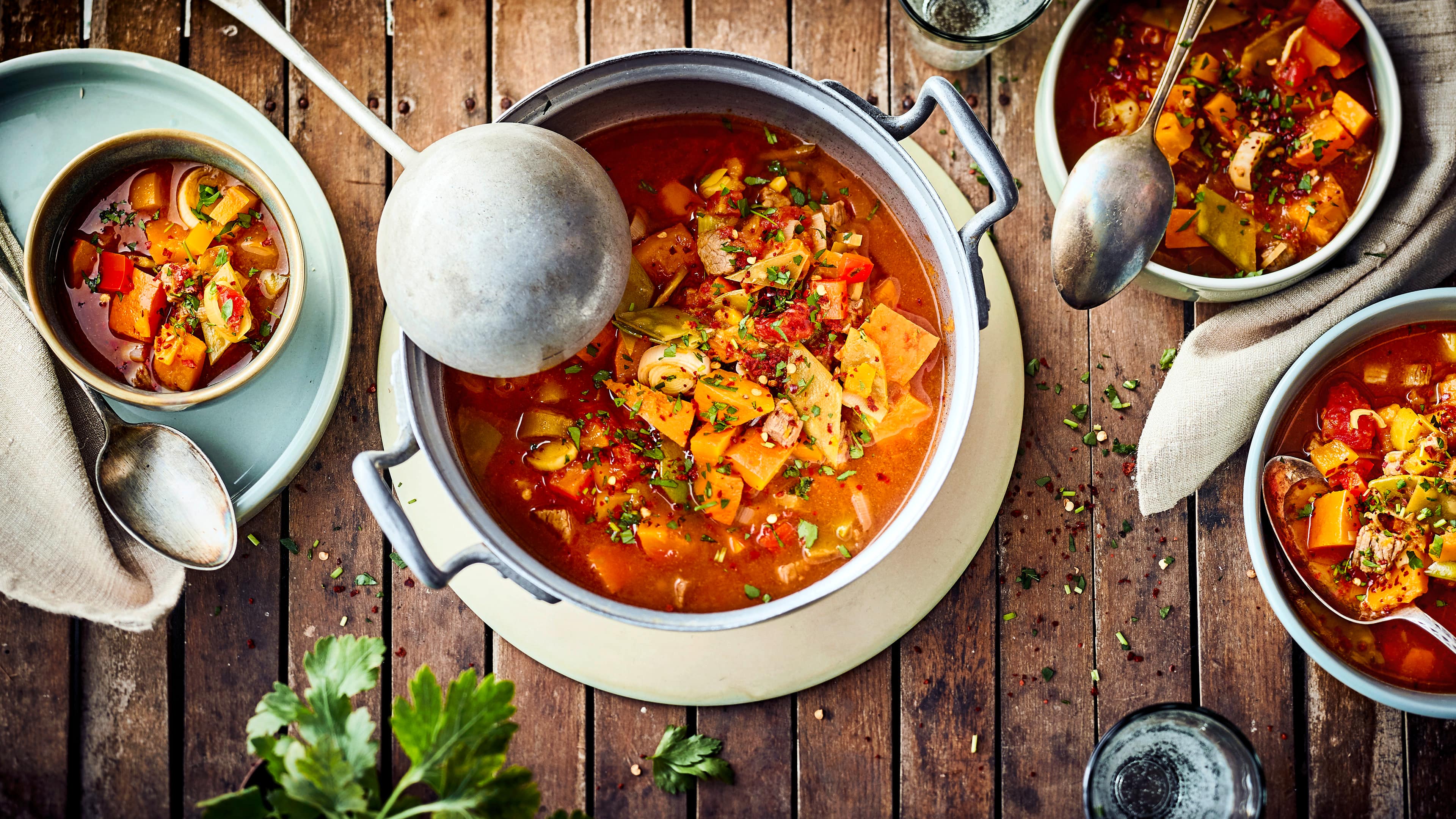 Kürbischili Dieses herbstliche Gericht ist pikant und wärmt Sie von innen: Probieren Sie unser Chili mit Rinderhack, Hokkaido-Kürbis, Paprika und Lauch in Tomatensoße – fertig in 70 Minuten!