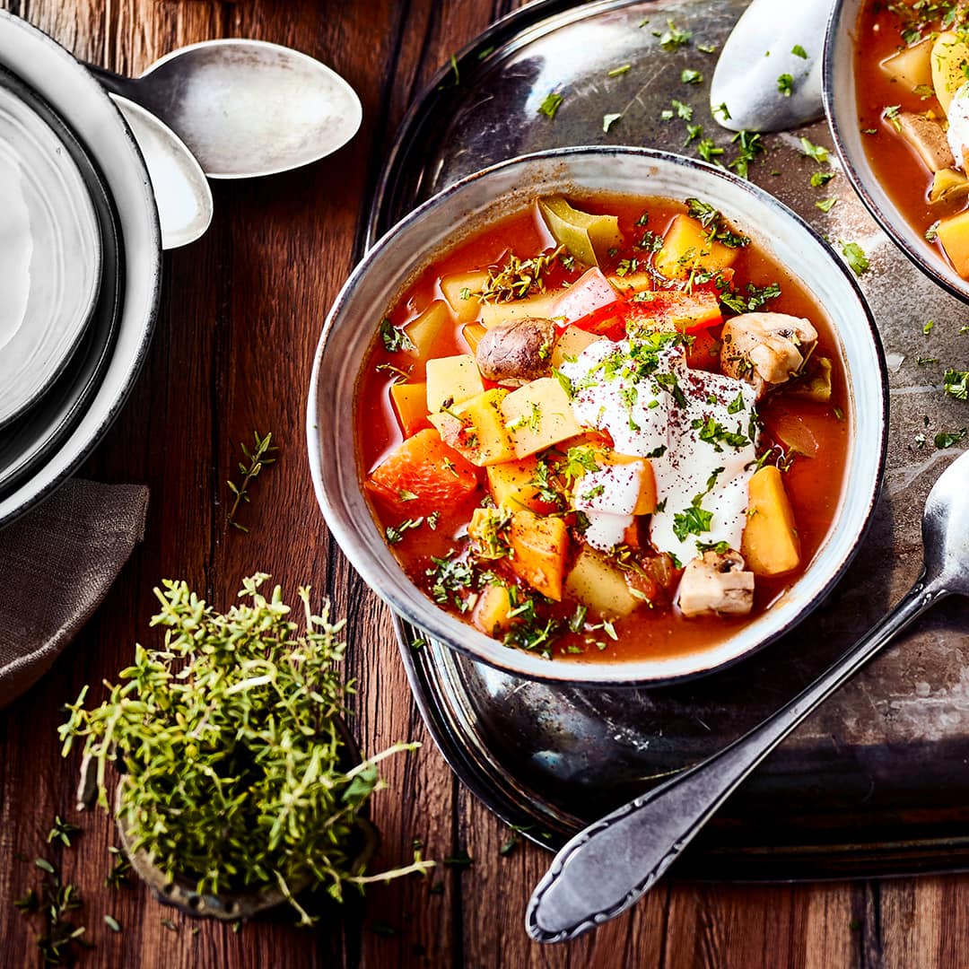 Wer Gulasch liebt, aber auf Fleisch verzichten möchte, ist hier genau richtig: Unser Rezept für fruchtiges Kürbisgulasch beinhaltet ganz viel Gemüse, aber eben kein Fleisch.