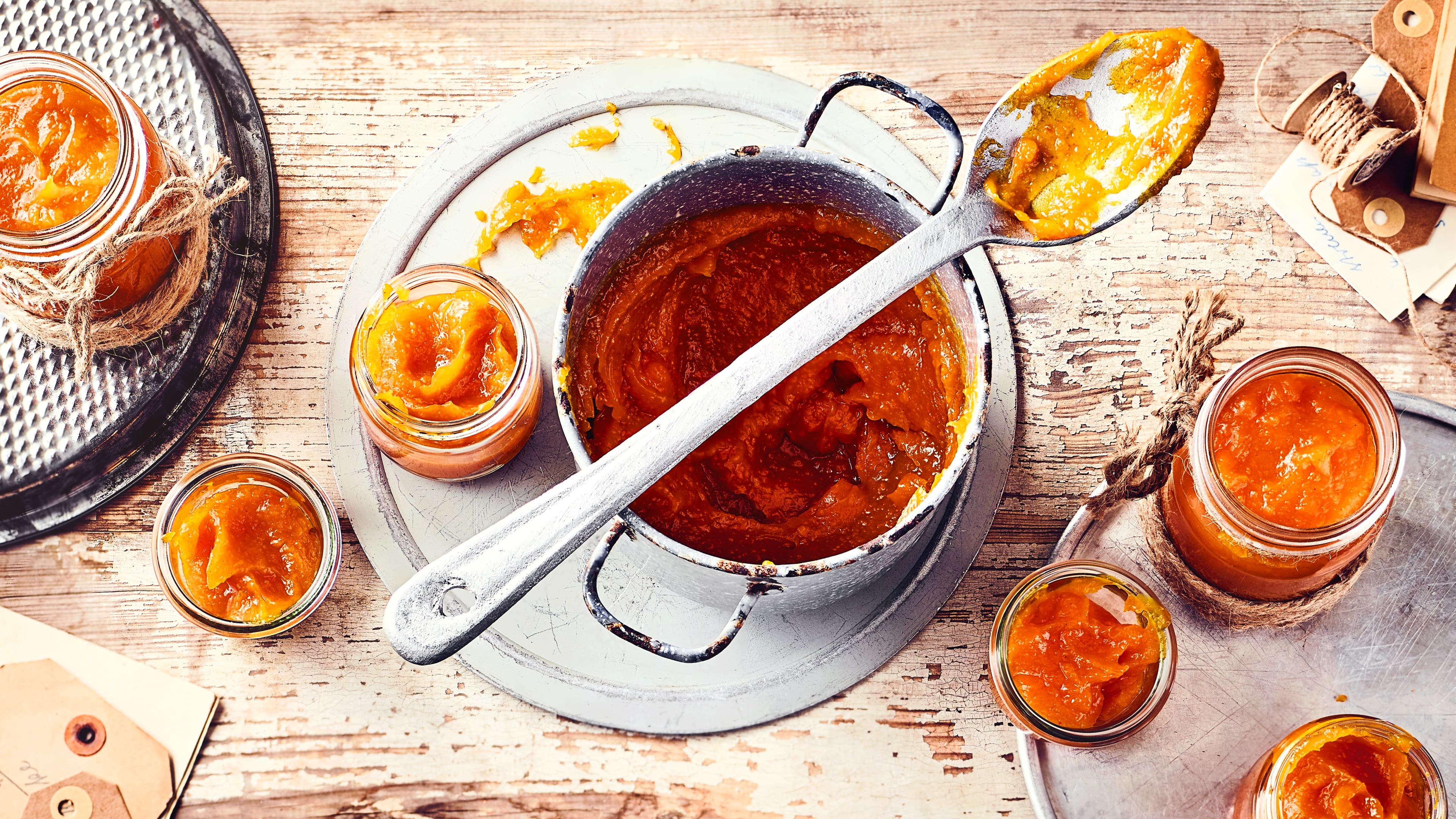 Kürbismarmelade Kürbismarmelade – eine nicht alltägliche Köstlichkeit, die von feinen Zutaten lebt. Konservieren Sie mit unserem Rezept die Vielfalt des leuchtend bunten Herbstgemüses!