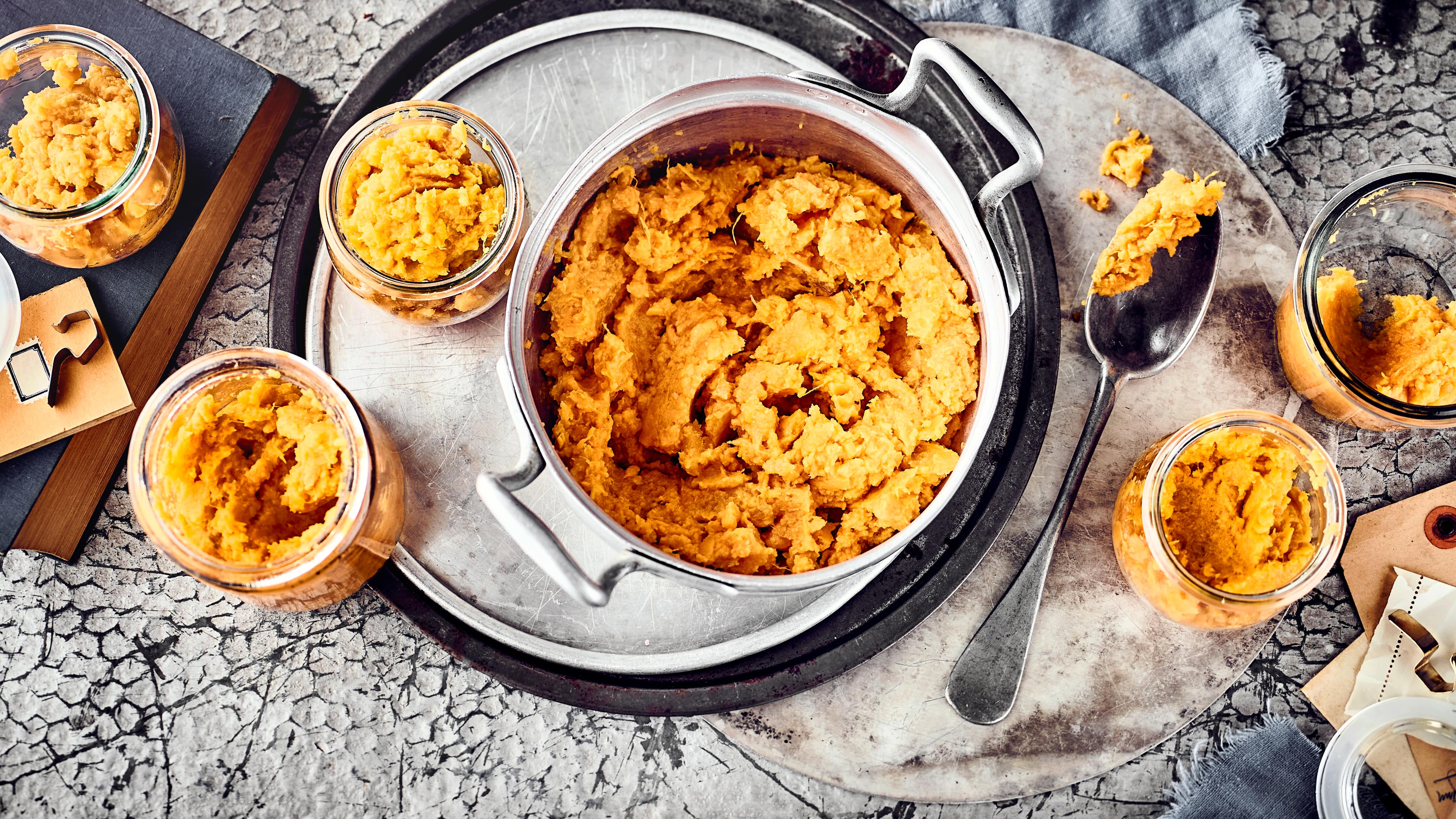 Kürbismus Unser selbstgemachtes Kürbismus ist nicht nur lecker, sondern auch richtig vielseitig: Es eignet sich hervorragend als Brotaufstrich, als Dip oder als Füllung für Tartes, Kuchen oder Nudelteig.