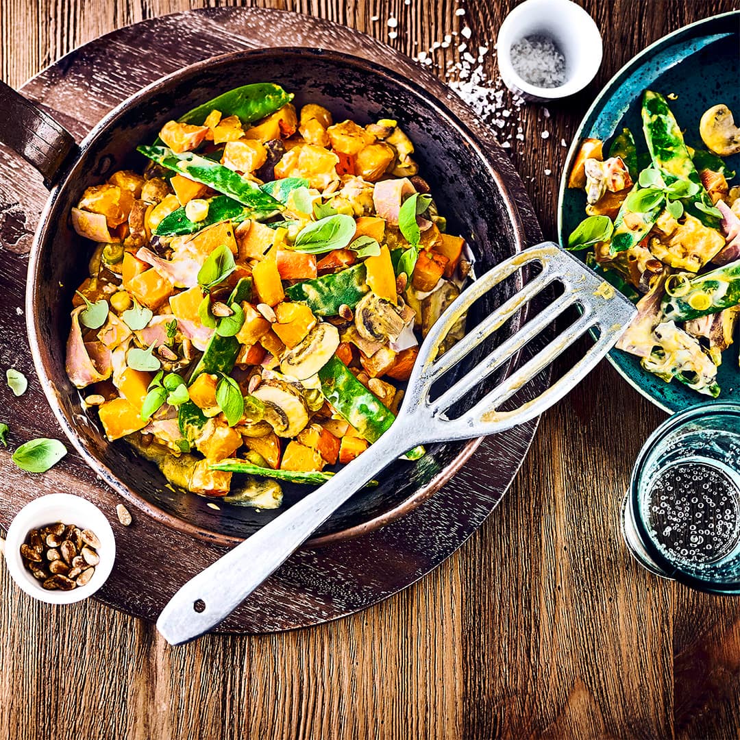 Deftiges Herbstgericht: Bereiten Sie in unter 30 Minuten unsere leckere Kürbispfanne mit gekochtem Schinken, Pilzen, Kaiserschoten und Schupfnudeln zu!