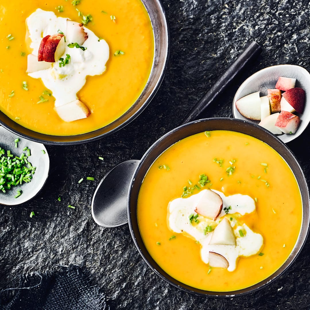 Köstliche Suppe aus Hokkaido-Kürbis und weißen Weinberg-Pfirsichen. Ingwer gibt der Suppe eine ganz bestimmte Würze, probieren Sie es!