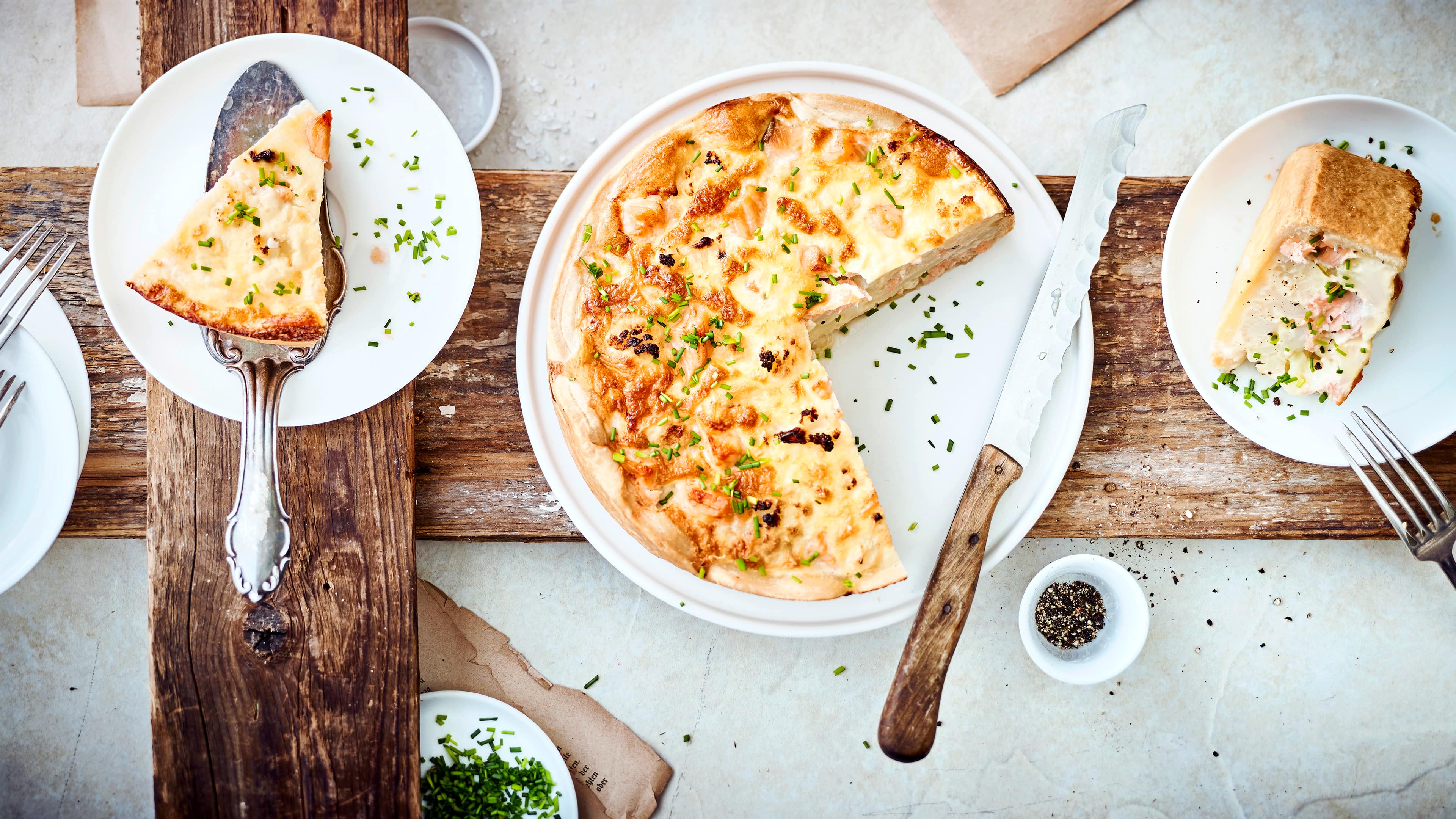 Lachs-Blumenkohl Quiche Mit Blumenkohl, Spinat oder saftigen Kirschtomaten – lesen Sie hier, mit welchen Zutaten Sie eine Lachsquiche zubereiten und köstlich verfeinern können!