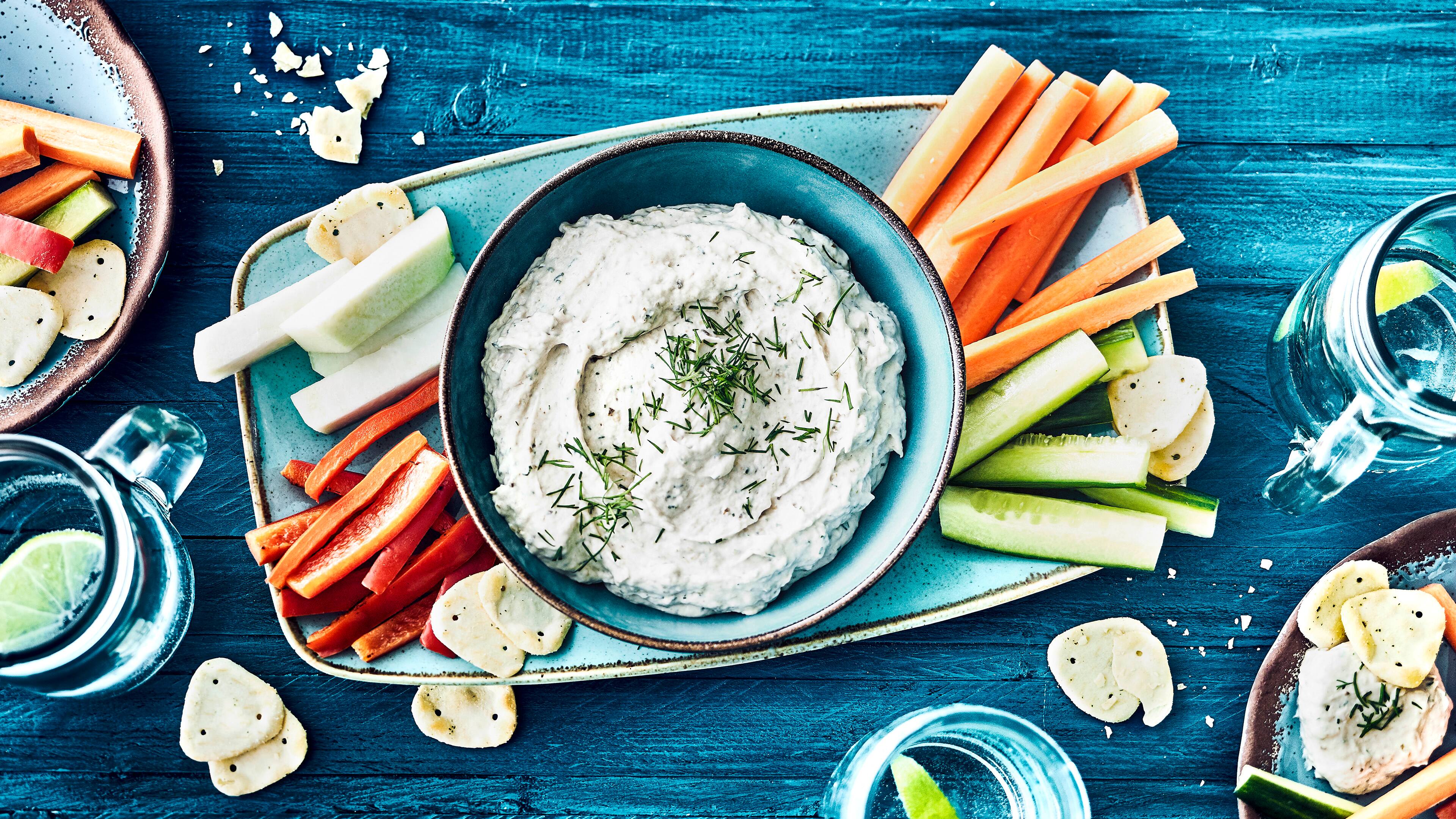 Lachs-Kapern-Dip mit Gemüse Unser Tipp für eine schmackhafte Gemüsecreme als Begleiter zu Chips oder Kräcker: Probieren Sie unser Rezept für einen Lachs-Kapern-Dip mit Mascarpone und Paprika – fertig in 30 Minuten!