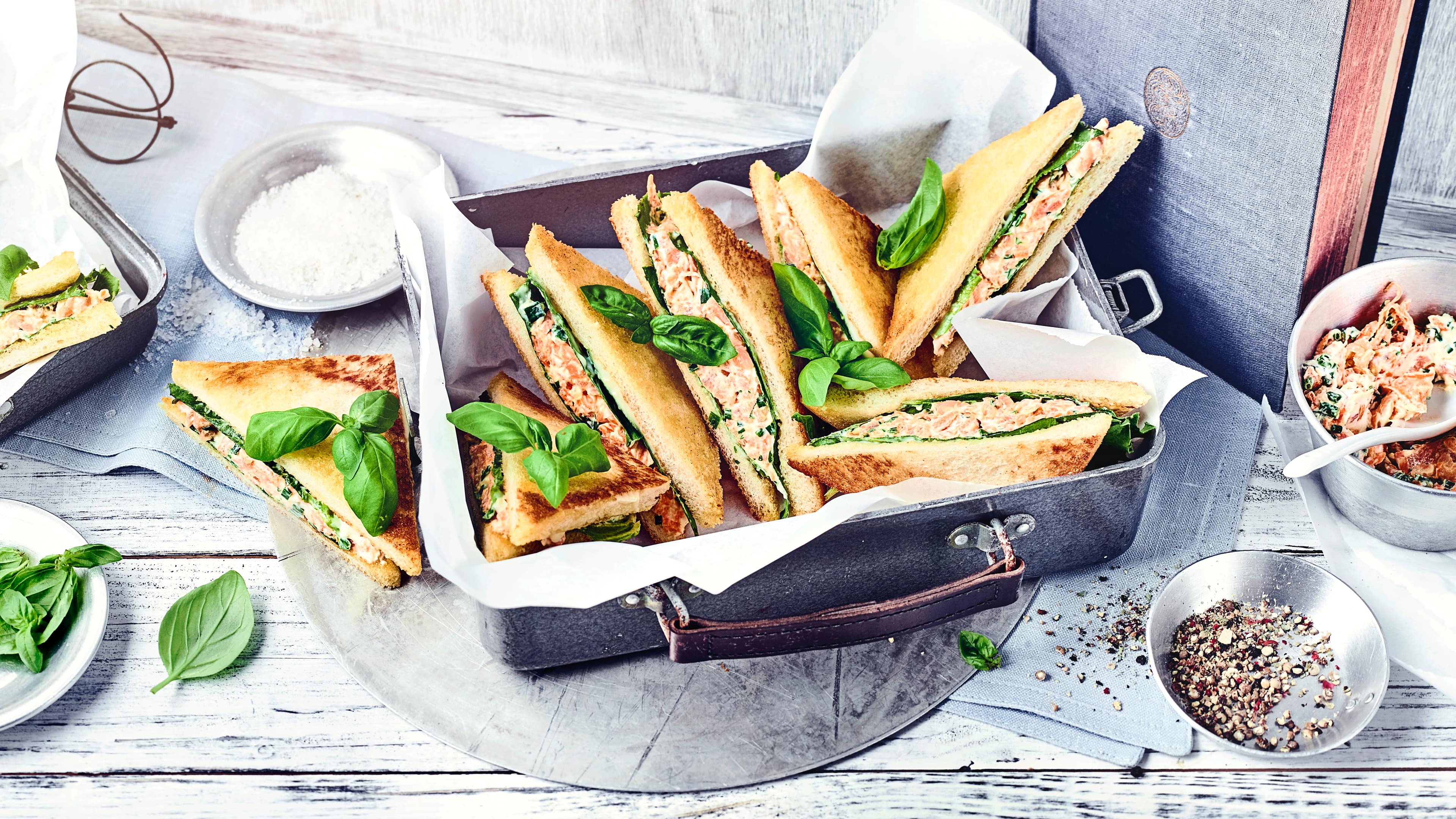 Schnell gemacht und so lecker, Lachs-Tramezzini mit Räucherlachs, Frischkäse, Kopfsalat, Karotten und Mayonnaise.