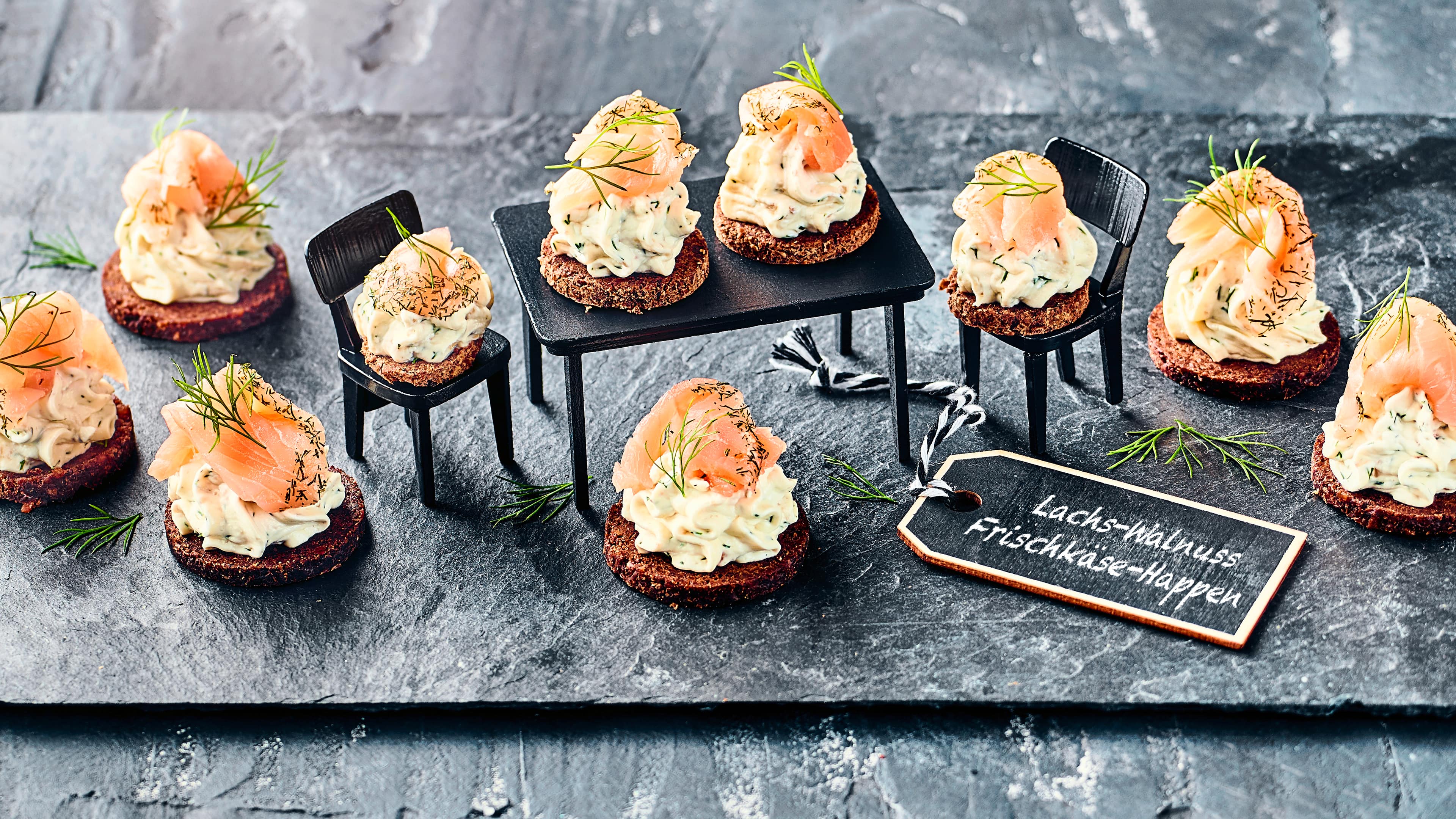 Lachs-Walnuss-Frischkäse-Happen Kleiner Snack für zwischendurch oder für die nächste Party, mit Lachs-Walnuss-Frischkäse-Happen.