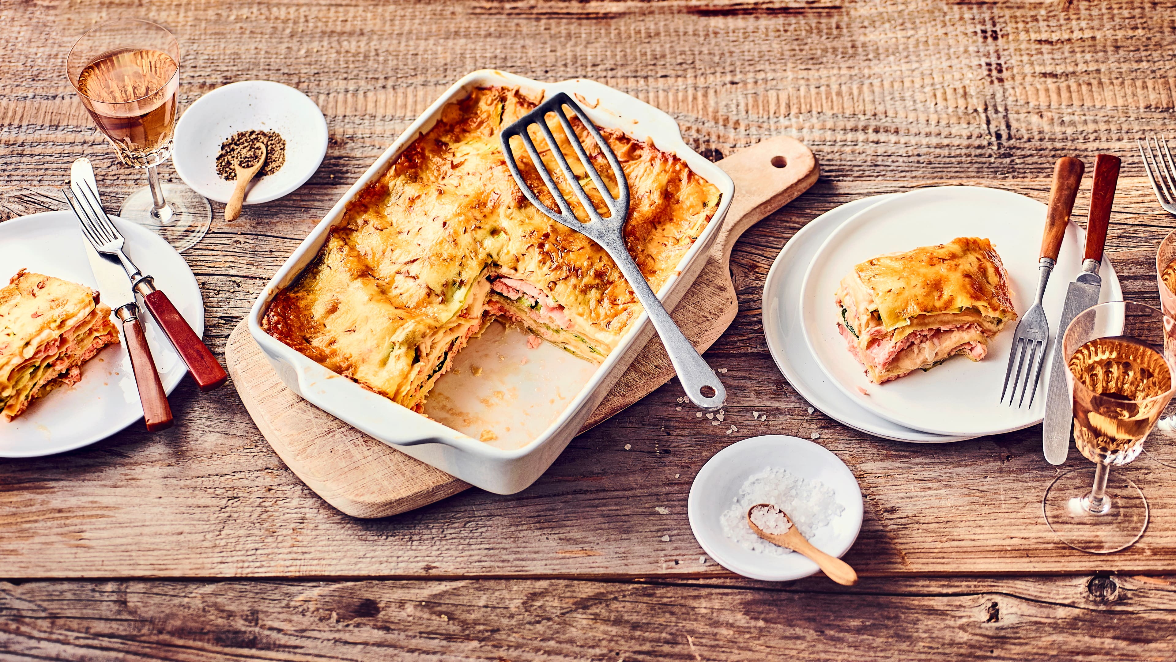 Lasagne: Das italienische Auflaufgericht mit Nudelplatten gibt es in vielen Variationen. Lassen Sie sich mit unserem Lachs-Lasagne-Rezept eine Variante vorstellen.