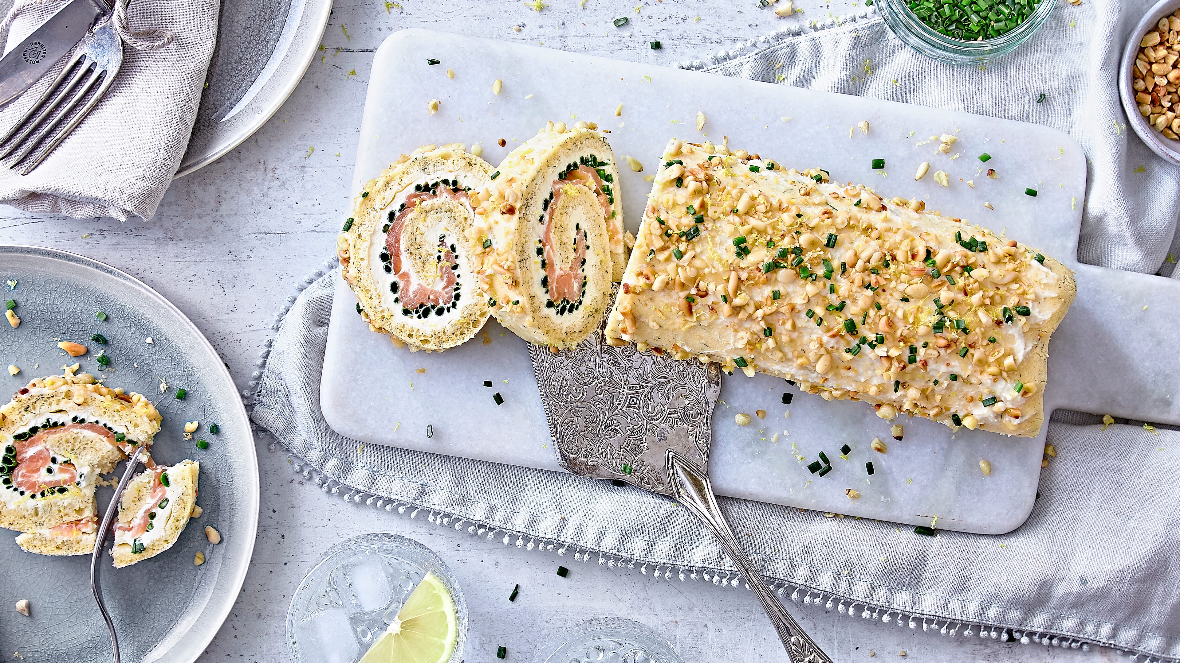 Lachsrolle Herrlich frisch und zum Beispiel ein Highlight für jedes Buffett: Unsere selbstgemachte Lachsrolle!