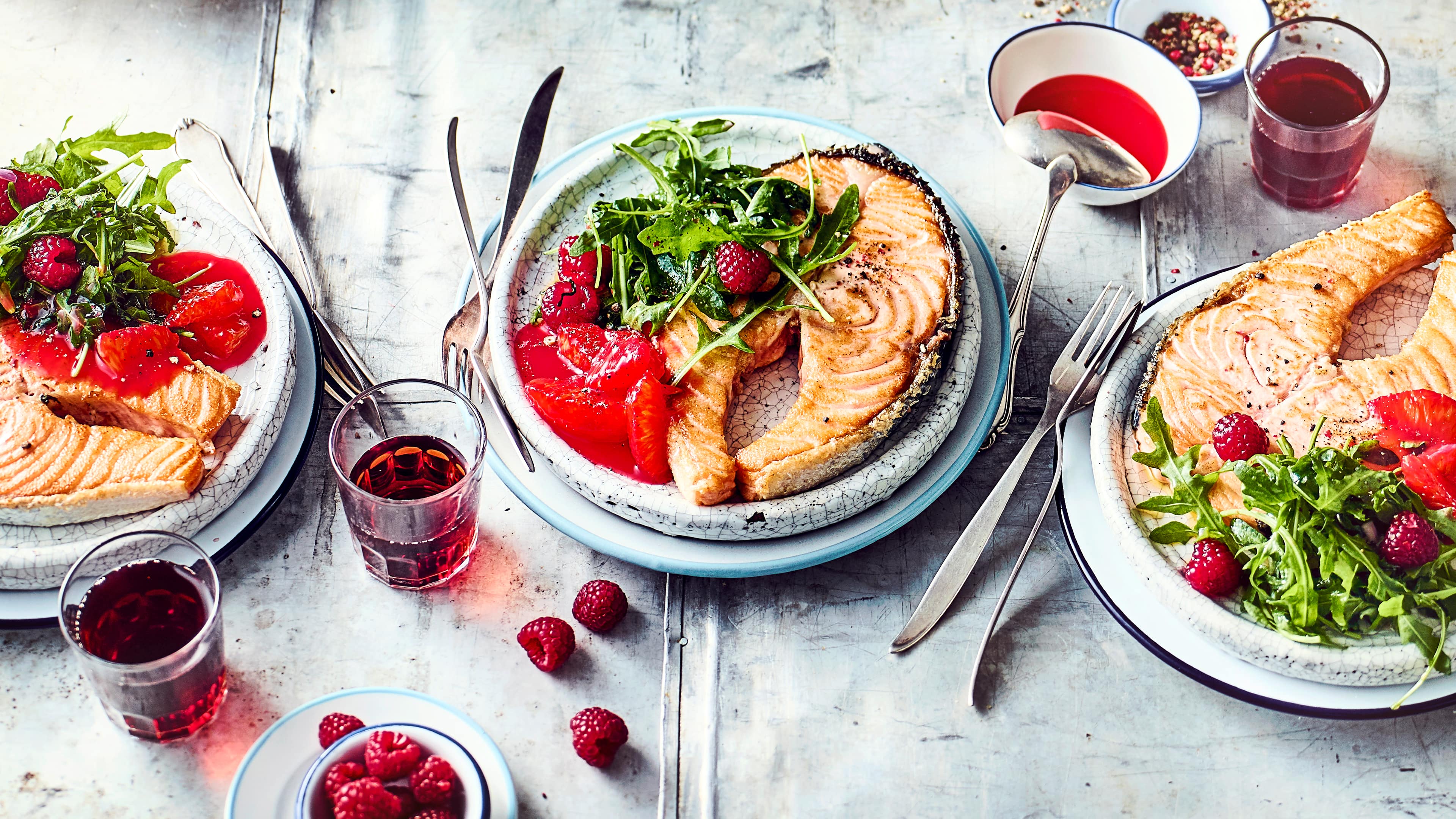 Lachssteak mit Orangensauce Unser Lachssteak mit Orangensauce punktet mit raffinierten, fruchtigen Aromen von Blutorange, Zitrone und Himbeeren. Überzeugen Sie sich selbst!