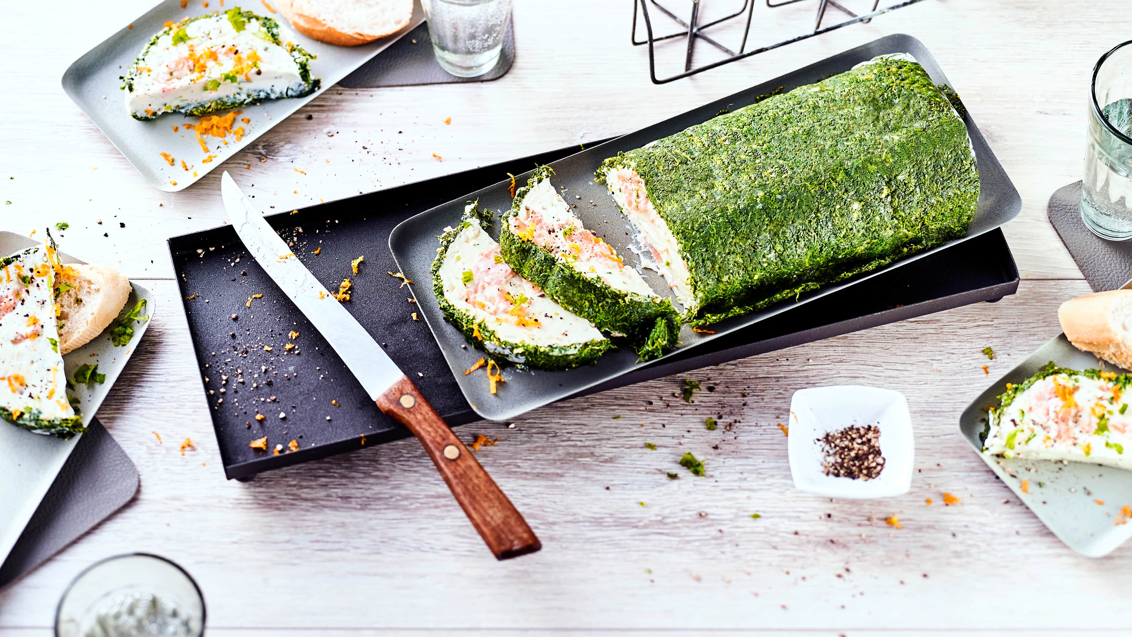 Lachsterrine Frische Lachsterrine mit selbstgemachter Spinathülle: Dieses Rezept ist wirklich einfach und ein Hingucker auf dem Buffet!