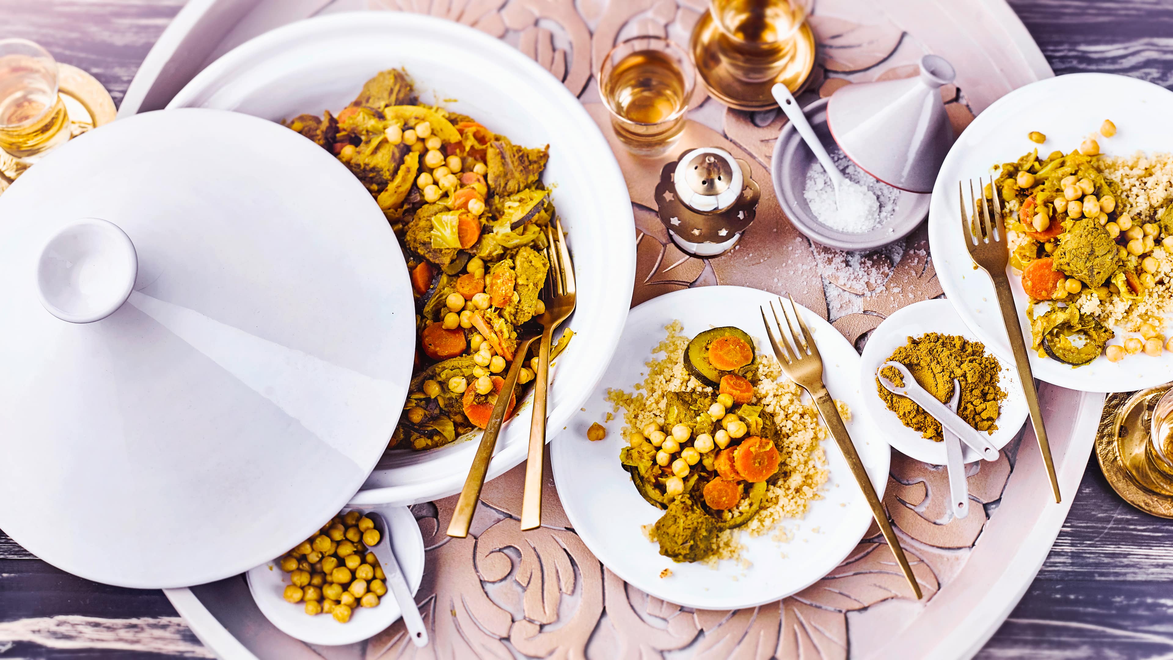 Probieren Sie unsere afghanische Lamm-Gemüse-Tajine mit Kichererbsen und Couscous. Mit viel Gemüse und orientalisch gewürzt ein leckeres Gericht aus der Tajine!