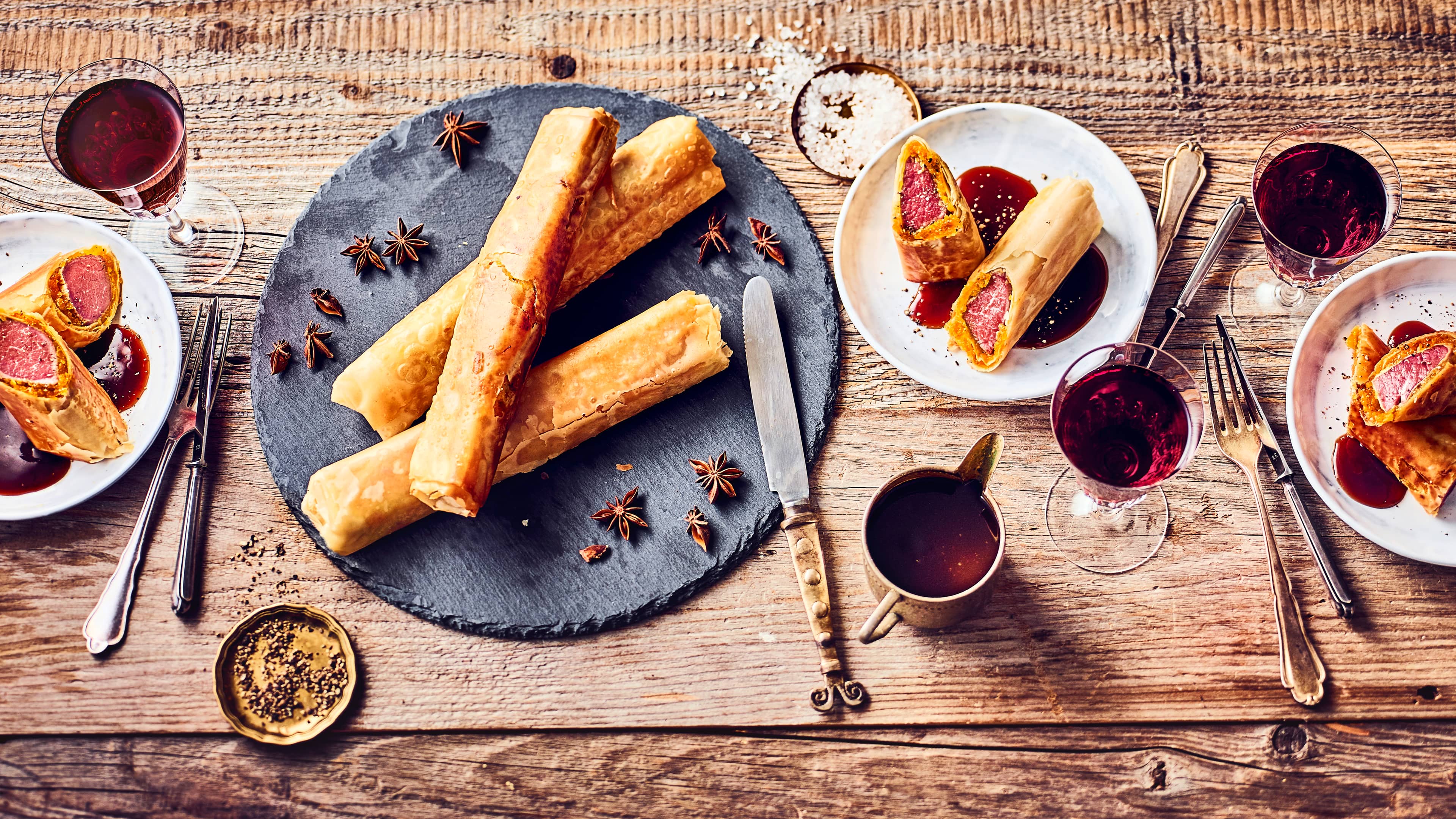 Lammfilet Köstliche Gewürze, getrocknete Aprikosen und knuspriger Filo-Teig bringen einen leichten orientalischen Hauch in unser Rezept für Lammfilet.