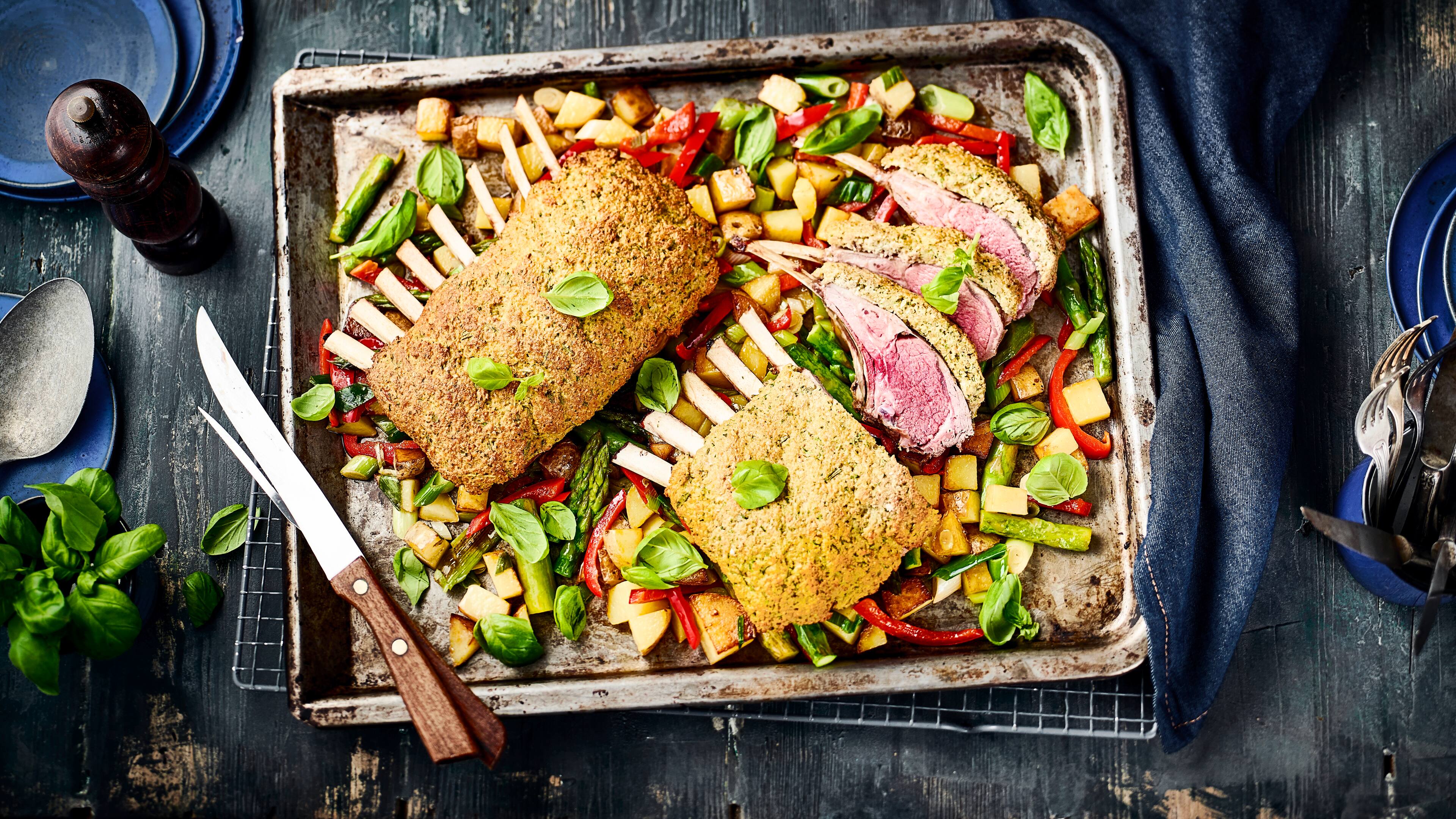 Lammkarree mit Kräuterkruste Bereiten Sie ein saftiges Lammkarree in leckerer Kräuterkruste & frischem Ofengemüse nach unserem Rezept zu. Gut geeignet für eine Low-Carb-Ernährung.