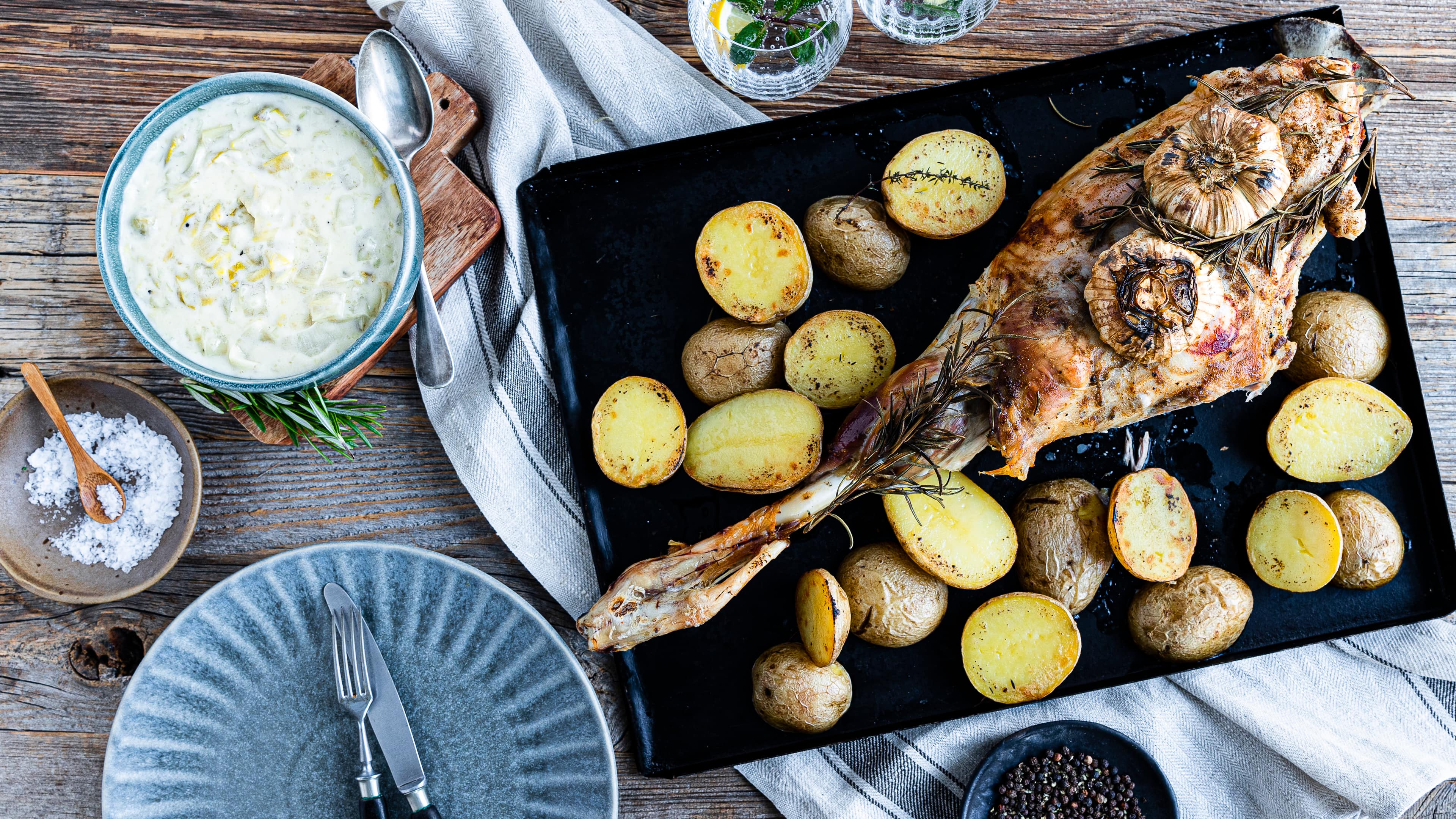 Lammkeule Lammkeule mit cremigem Chicorée und Thymian-Backkartoffeln.
