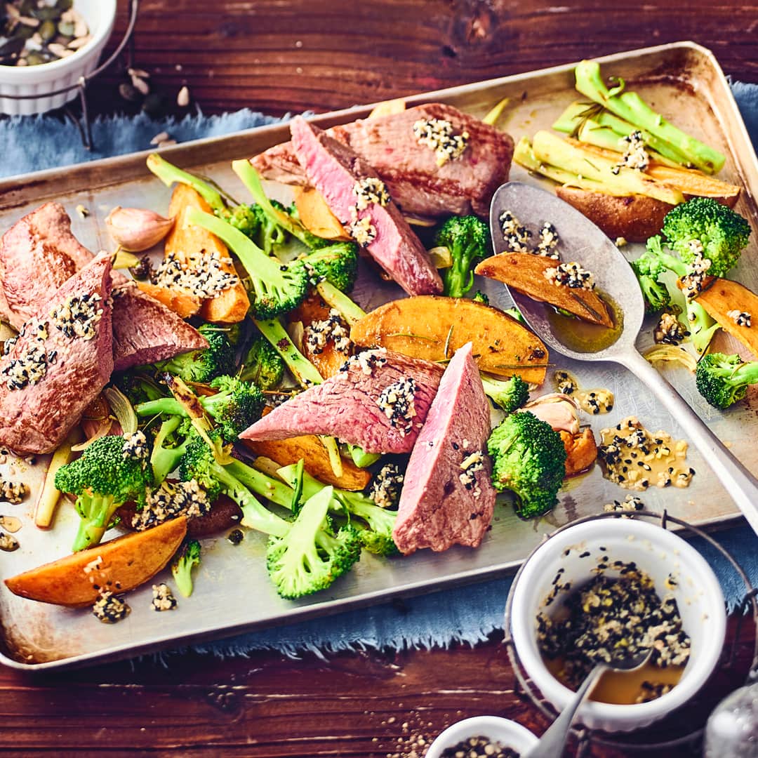 Zart und im Ofen rosa gebraten sind unsere Lammlachse einfach nur köstlich! In unserem Rezept kombinieren wir die Filets mit Süßkartoffelspalten und Spargoli - einer schmaleren Variante des Brokkoli, die etwas milder und süßer schmeckt und an Spargel erinnert.