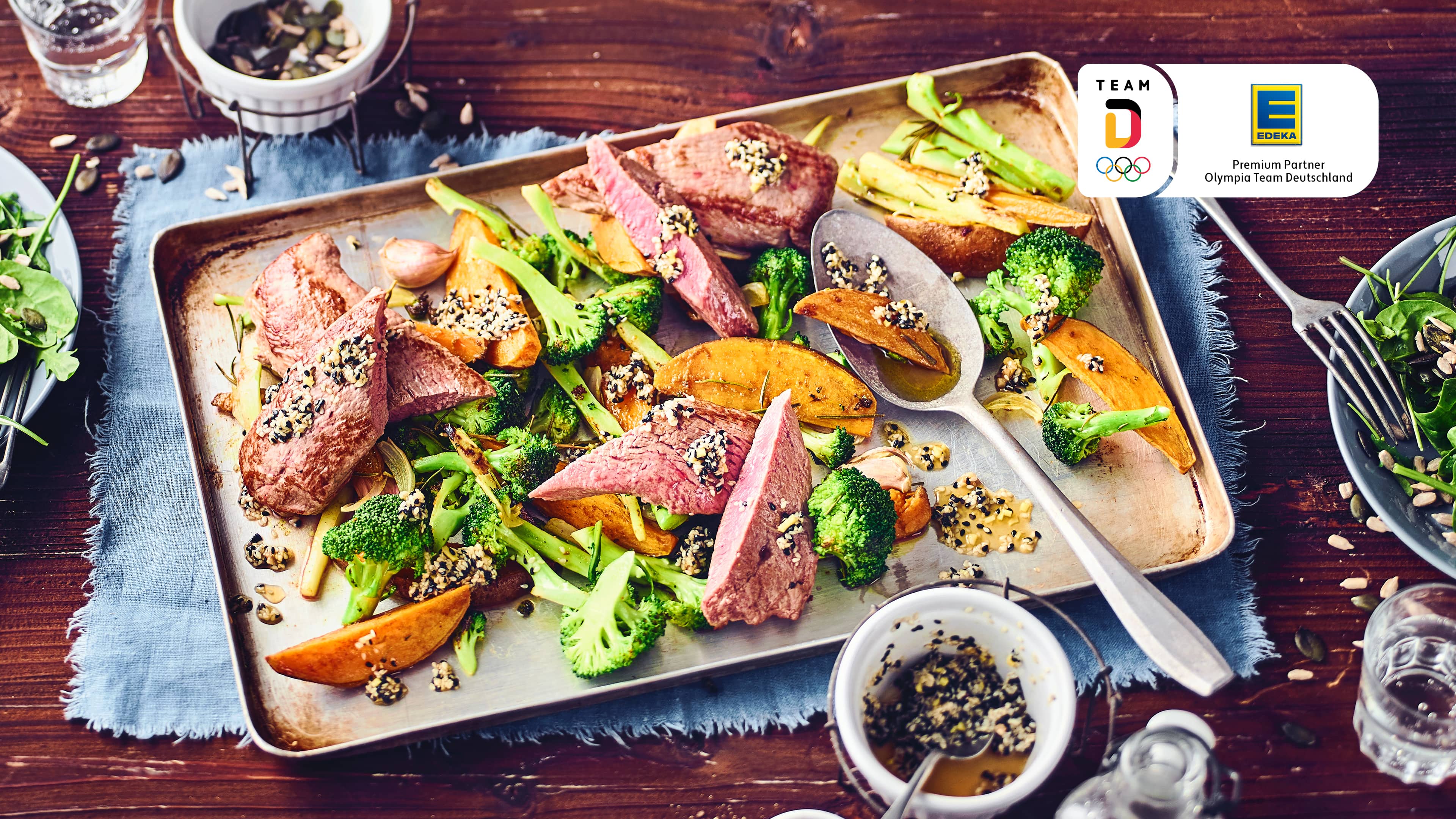 Lammlachs mit Süßkartoffelspalten Zart und im Ofen rosa gebraten sind unsere Lammlachse einfach nur köstlich! In unserem Rezept kombinieren wir die Filets mit Süßkartoffelspalten und Spargoli - einer schmaleren Variante des Brokkoli, die etwas milder und süßer schmeckt und an Spargel erinnert.