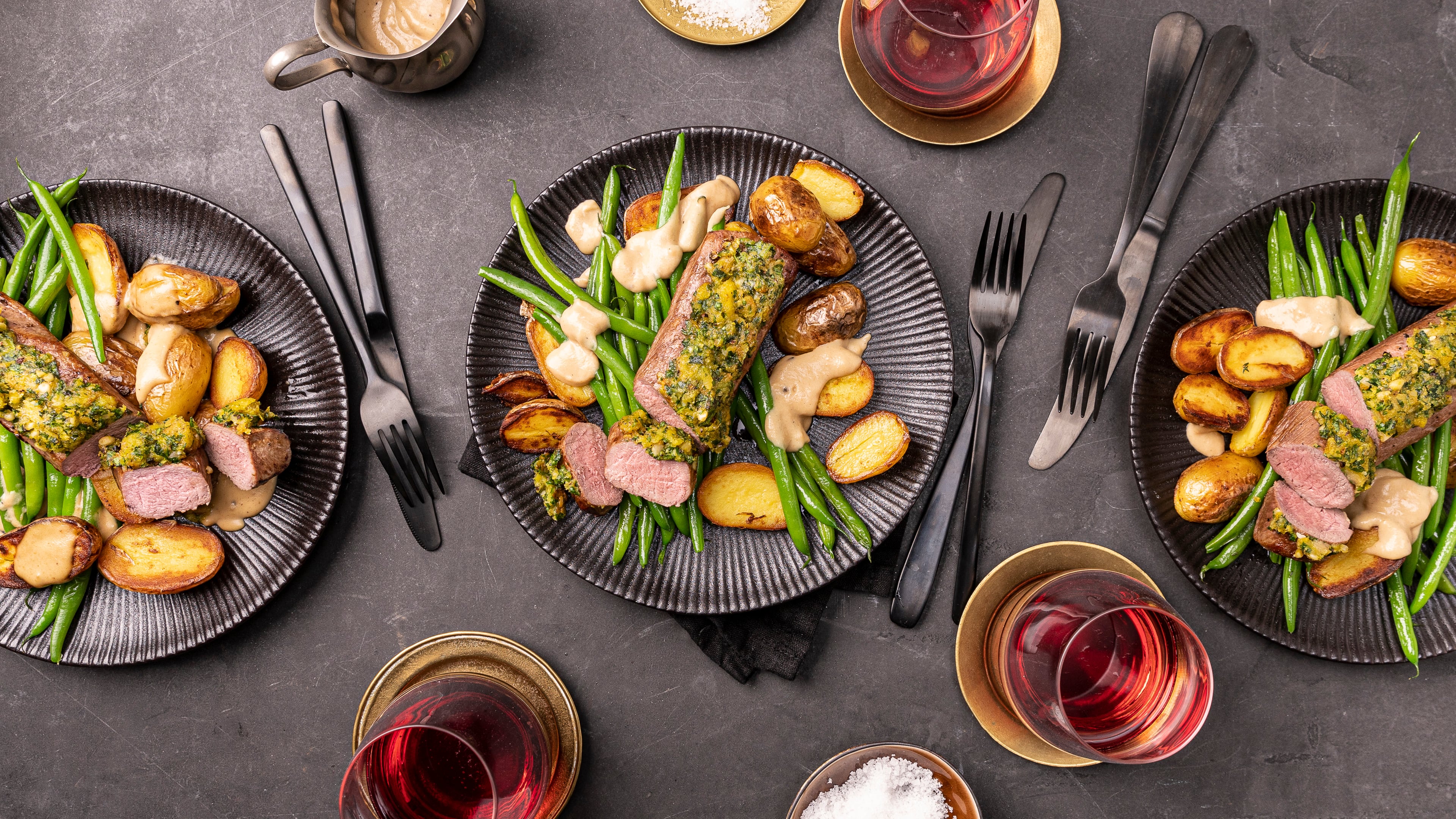 Lammlachse Lammlachse, die zarten Filets aus dem Lammrücken, sind richtig zubereitet ein Hochgenuss. Mit unserem Rezept erhält das Fleisch eine leckere Kruste.