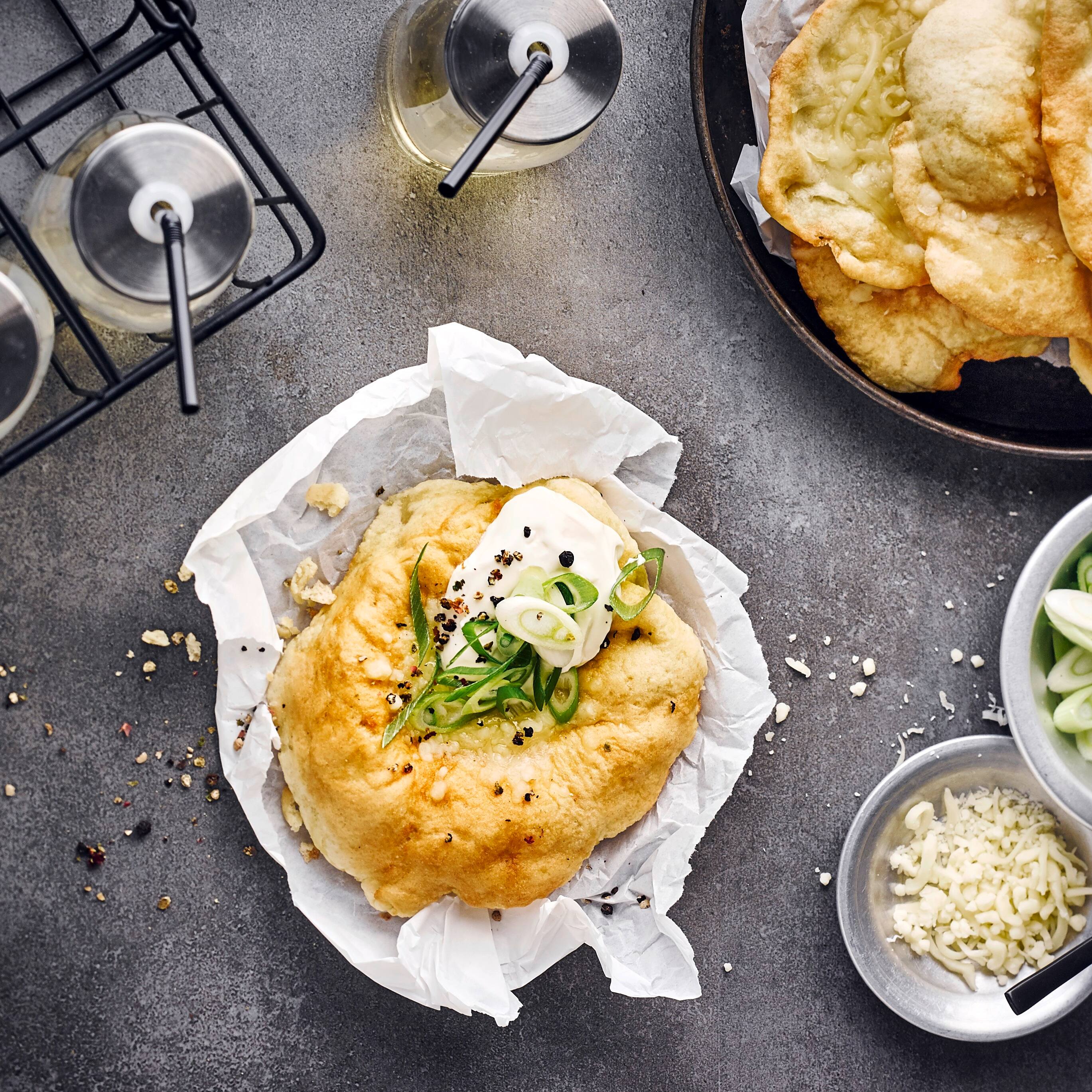 LángosHolen Sie sich ein Stück ungarische Küche nach Hause und probieren Sie unser Lángos-Rezept aus – die Hefeteigfladen sind in der Pfanne ruckzuck fertig!