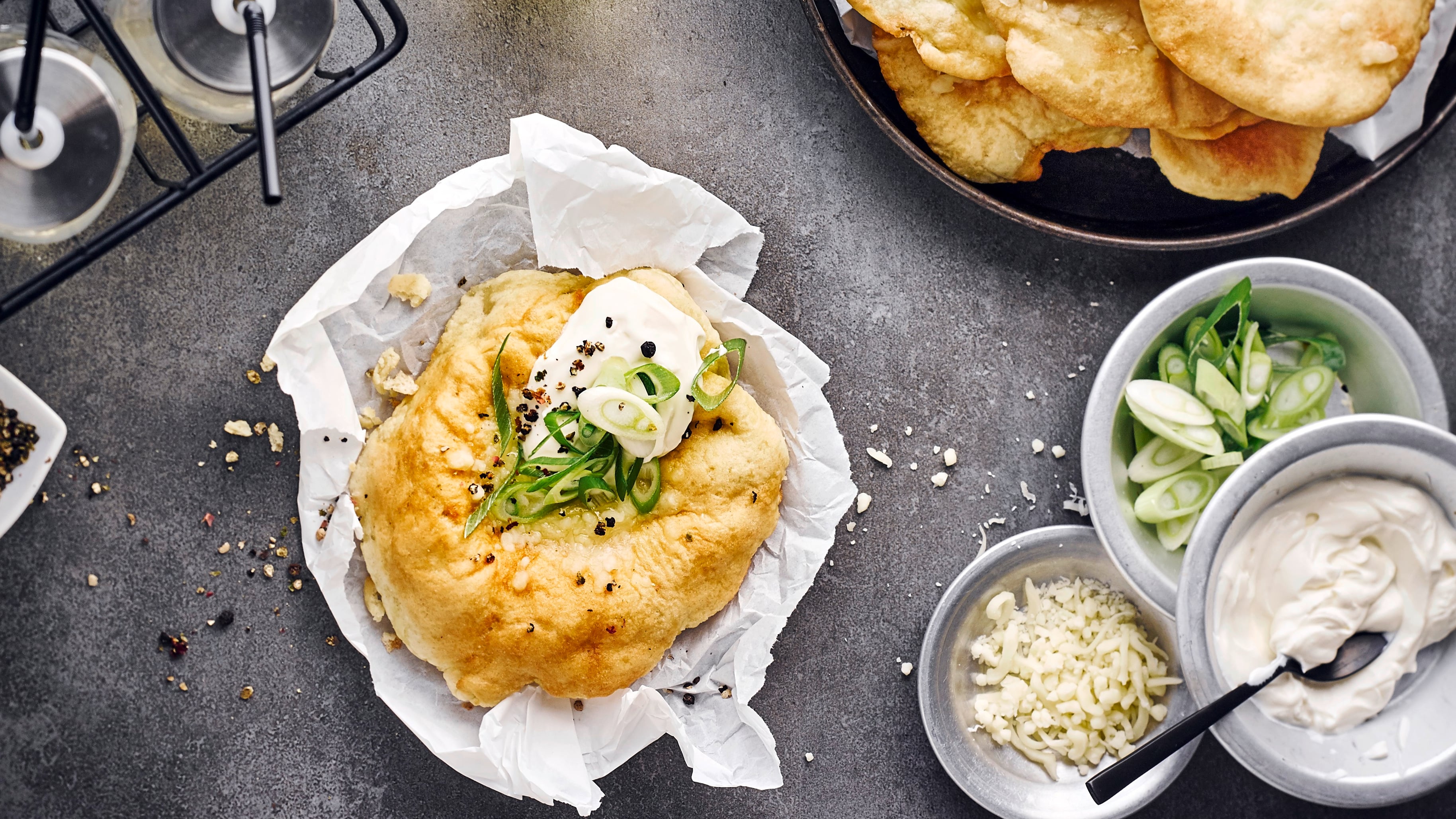 Lángos Holen Sie sich ein Stück ungarische Küche nach Hause und probieren Sie unser Lángos-Rezept aus – die Hefeteigfladen sind in der Pfanne ruckzuck fertig!