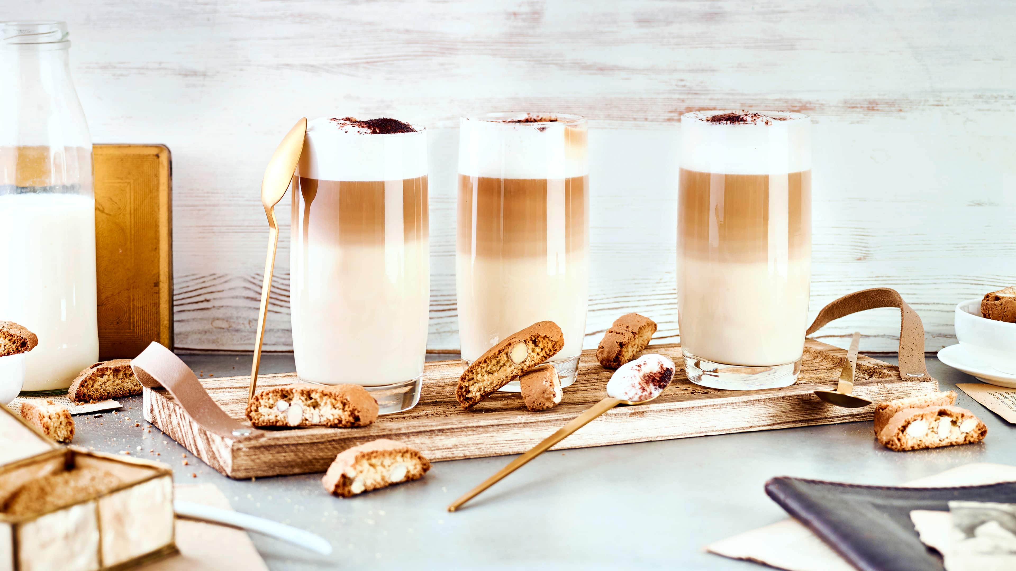 Latte Macchiato mit Keks Das Latte-macchiato-Rezept kann wahlweise mit Vollmilch oder Pflanzendrink zubereitet werden. Wichtig ist der Espresso aus stark gerösteten Bohnen.