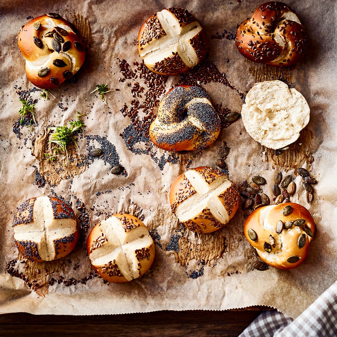 Wir alle kennen die herrlichen Kleingebäcke aus der Bäckerei, aber probieren Sie doch einmal selber unser Rezept für Laugengebäck aus und stellen die köstlichen Brötchen ganz einfach zuhause her!