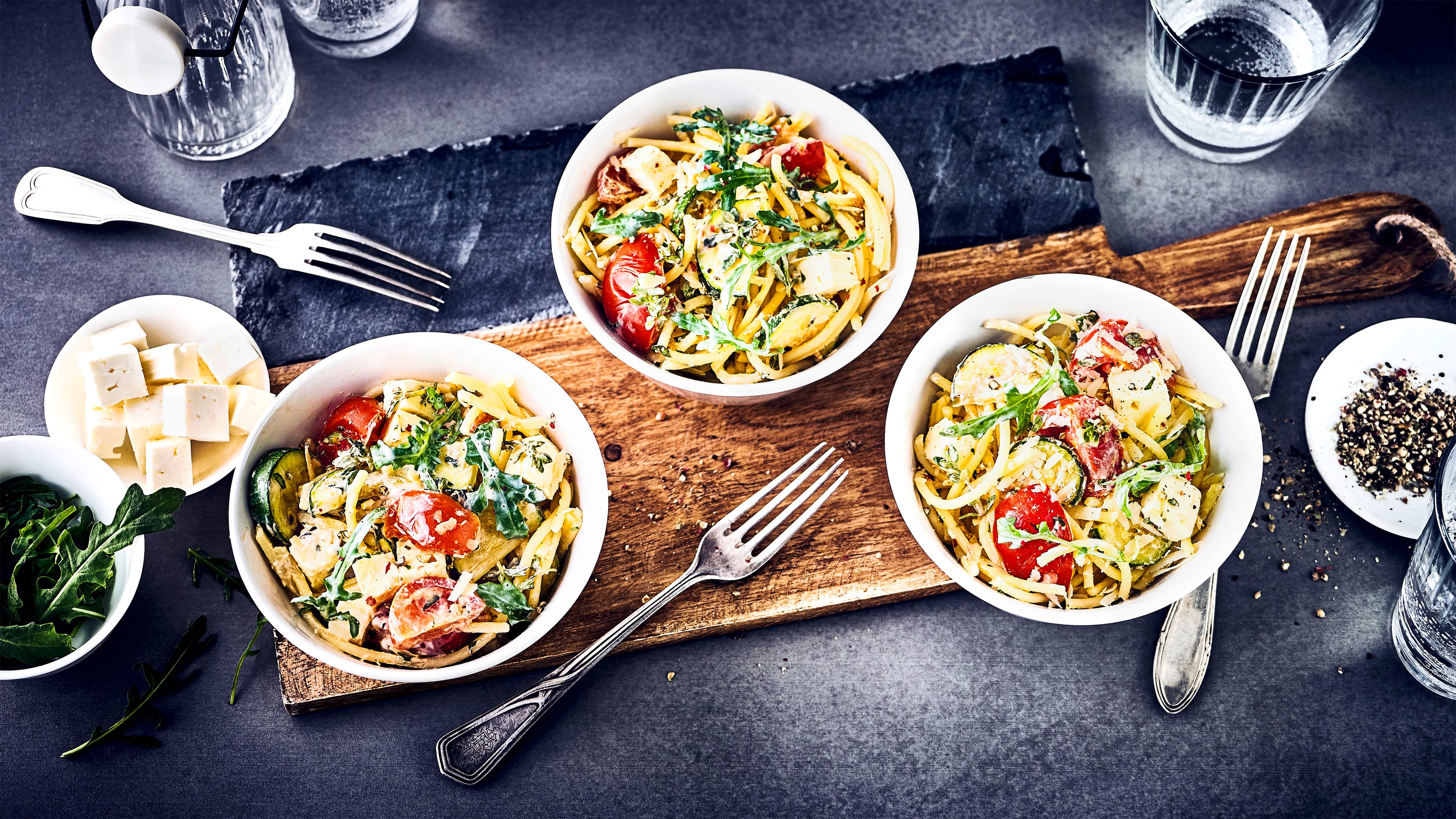 Leichte Pasta Leichte Pasta, ideal als Abendessen oder Mittagsgericht im Sommer: Spaghetti mit Tomaten-Zucchini-Gemüse und Hirtenkäse.