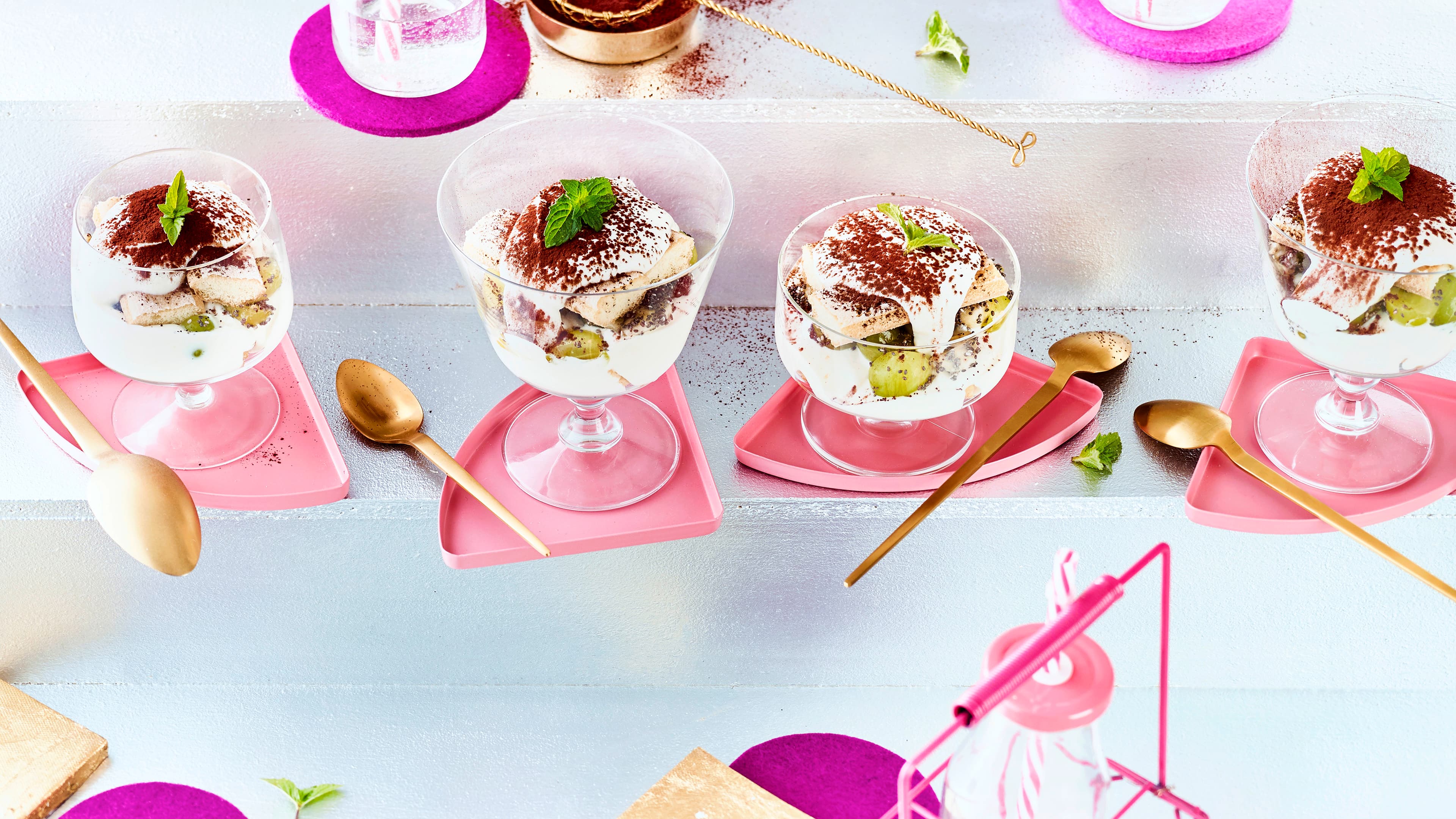 Bereiten Sie mit unserem Rezept ein leckeres, leichtes Tiramisu mit Trauben und Chia zu. Ein festliches Dessert, das gut zu verschiedenen Obstarten passt.